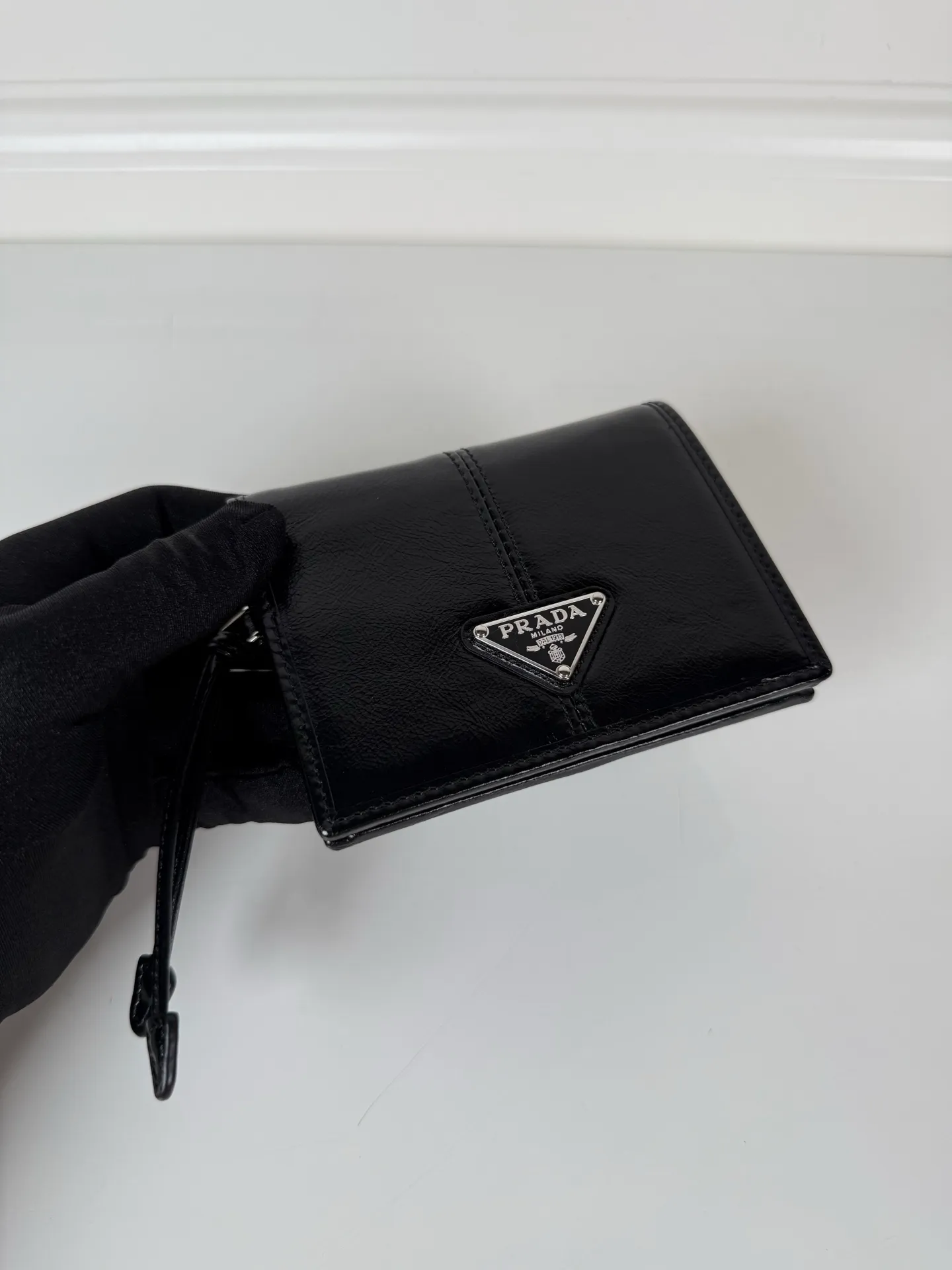 💰480, P Home ➡️Women's two-fold short clip, model 1M0204, black waxed cowhide, length 11.2 height 9.5cm, simple and practical to enhance personal taste, 175 steel stamp