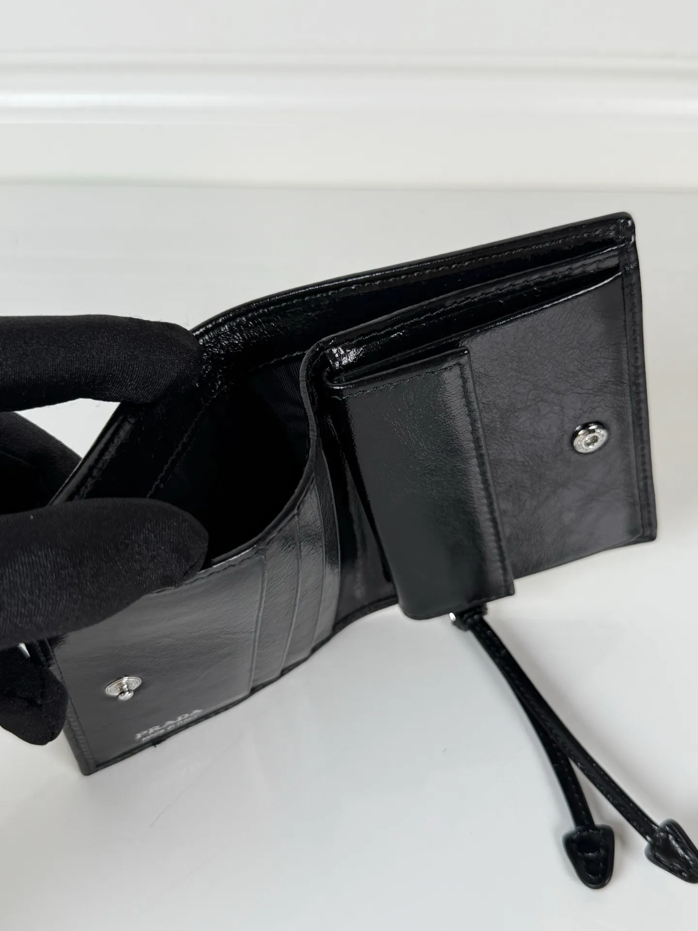 💰480, P Home ➡️Women's two-fold short clip, model 1M0204, black waxed cowhide, length 11.2 height 9.5cm, simple and practical to enhance personal taste, 175 steel stamp