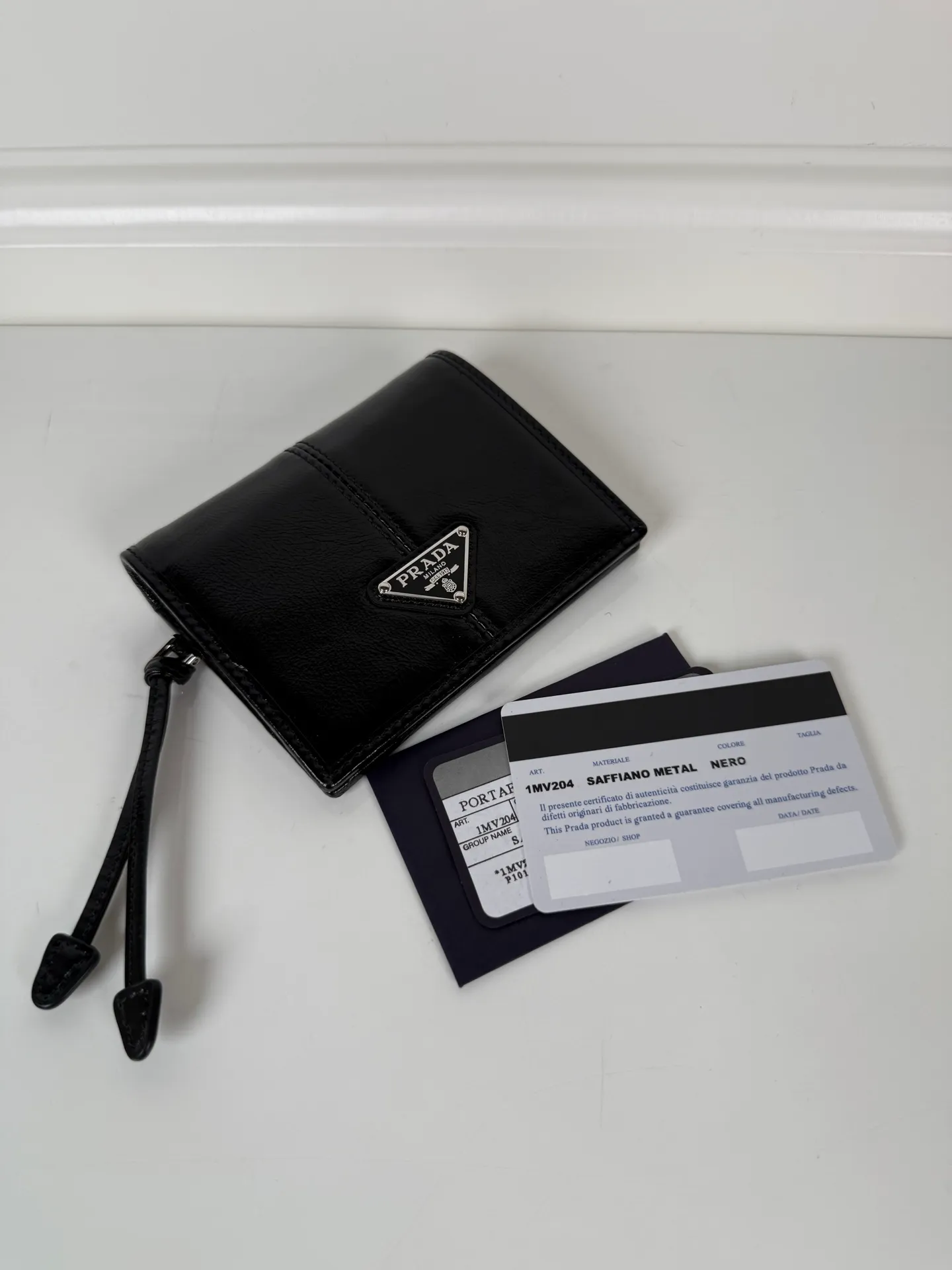 💰480, P Home ➡️Women's two-fold short clip, model 1M0204, black waxed cowhide, length 11.2 height 9.5cm, simple and practical to enhance personal taste, 175 steel stamp