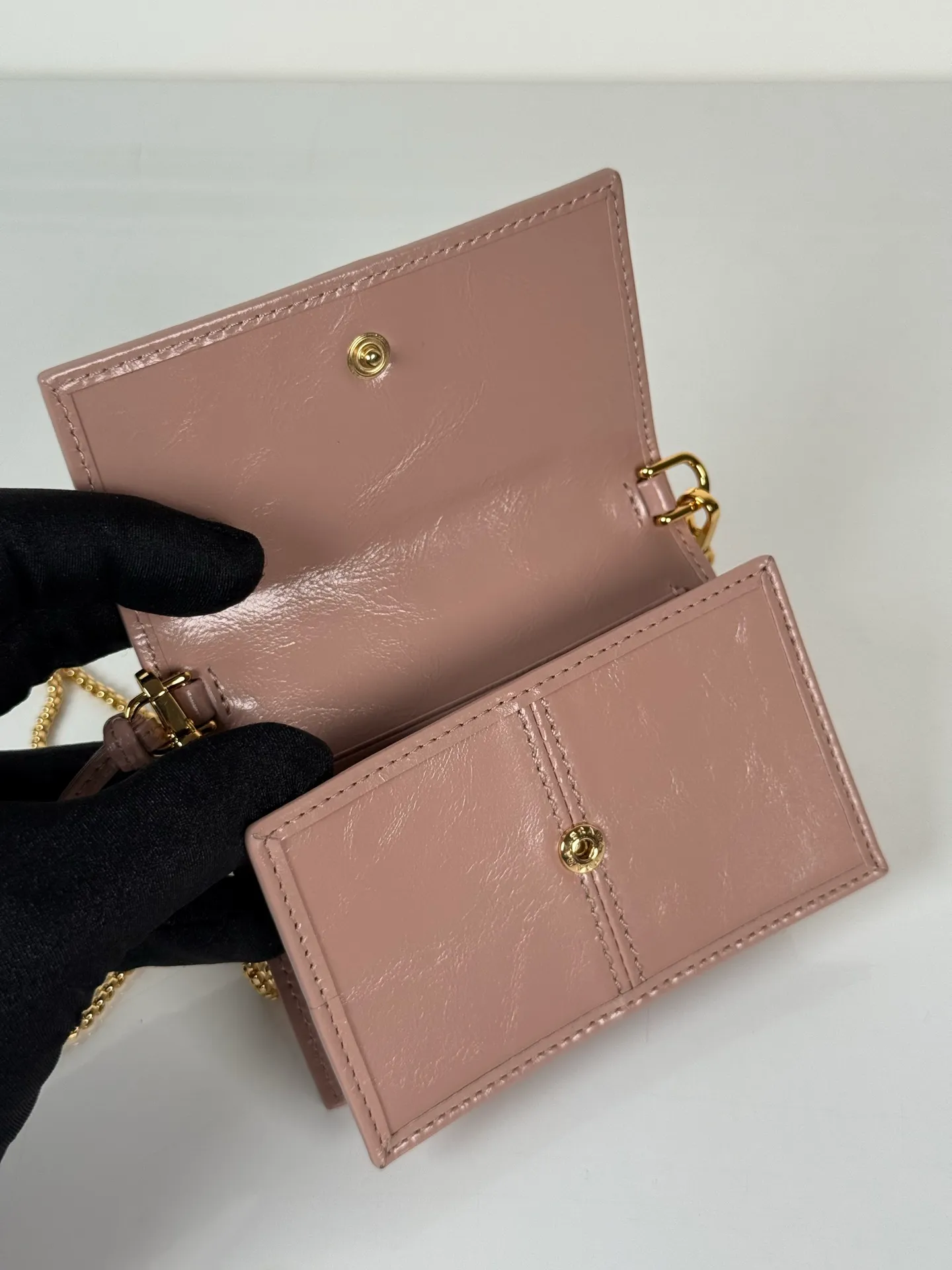 💰900; P Home ➡️Multifunctional mini backpack for women, model 1MR034, flip-top card holder with detachable Saffiano leather shoulder strap, metal triangular micro-mark decorating the front, size 11.5 x8 x2.5cm, two card slots inside, snap closure, in summer it is a mini backpack, in winter it can be turned into a small card holder by removing the shoulder strap, super practical and worth owning👍