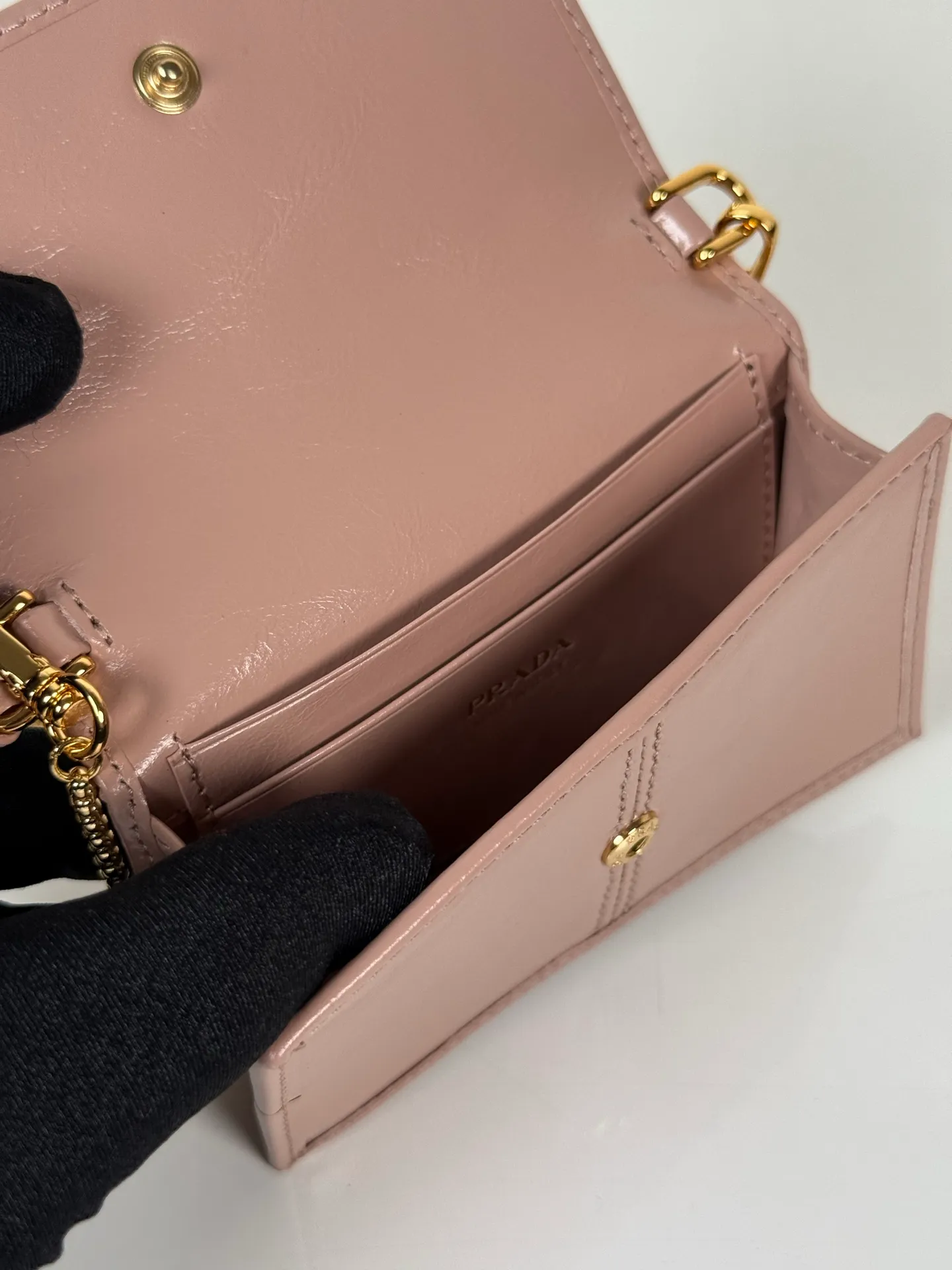 💰900; P Home ➡️Multifunctional mini backpack for women, model 1MR034, flip-top card holder with detachable Saffiano leather shoulder strap, metal triangular micro-mark decorating the front, size 11.5 x8 x2.5cm, two card slots inside, snap closure, in summer it is a mini backpack, in winter it can be turned into a small card holder by removing the shoulder strap, super practical and worth owning👍