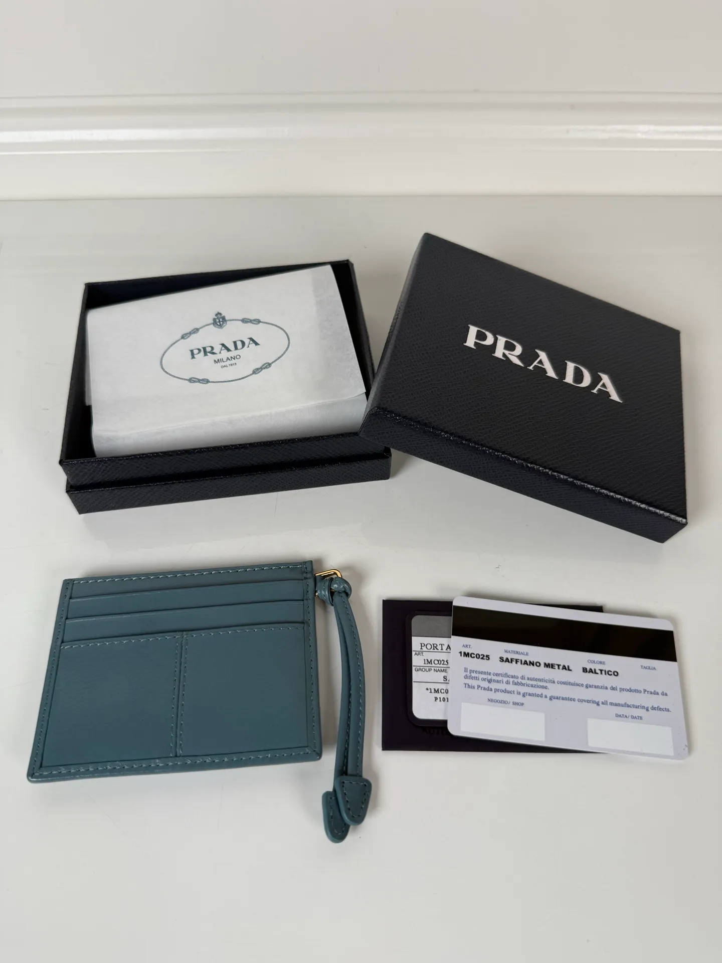 💰340, P Home ➡️ Unisex small card holder, blue oil wax leather triangle mark, model 1MC025, original quality, made of imported oil wax leather, 6 card slots ➕ One middle sandwich, can hold multiple cards and zeros 💰, size 11.2×8.5cm, real shot, what you see is what you get