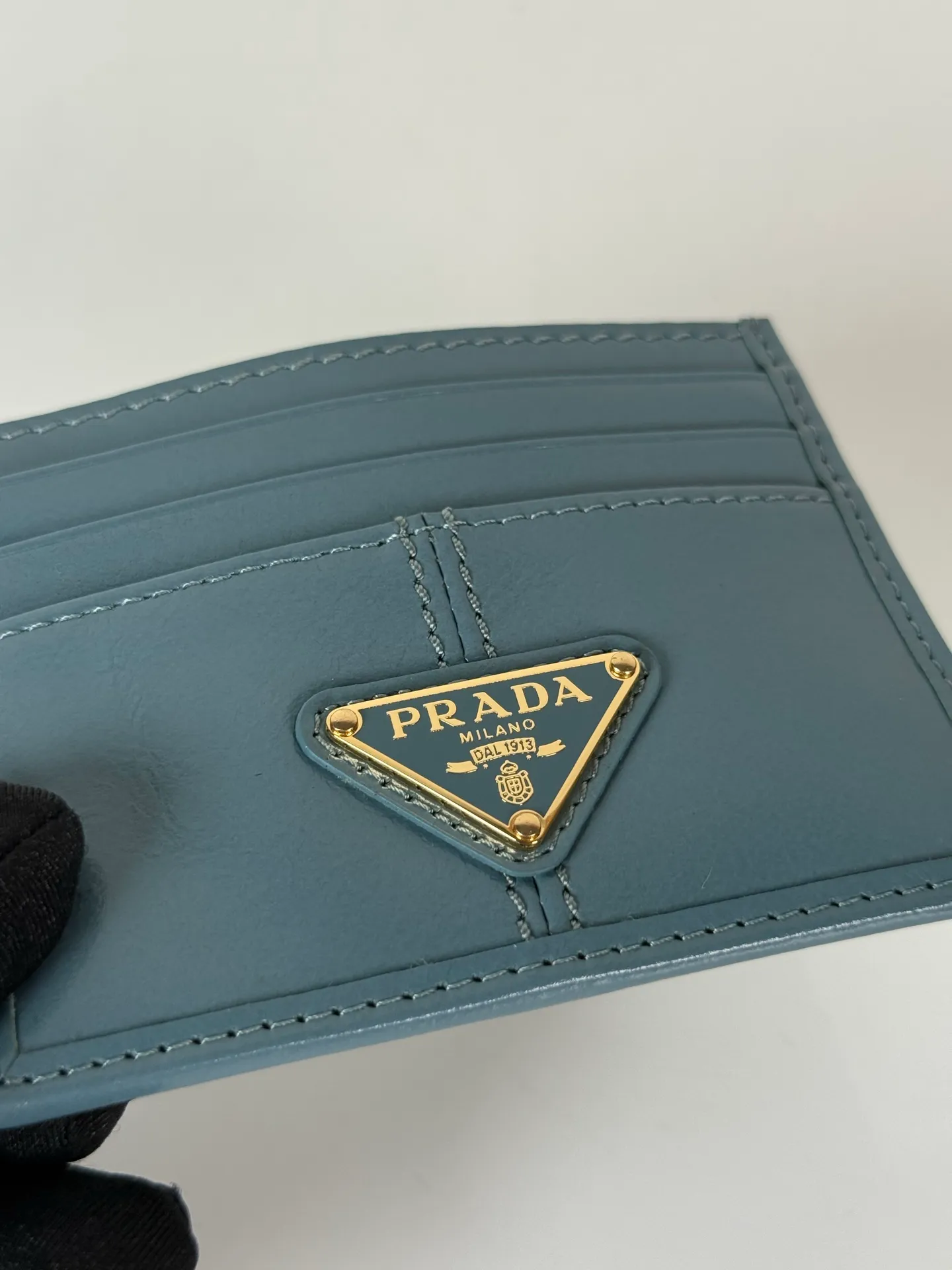 💰340, P Home ➡️ Unisex small card holder, blue oil wax leather triangle mark, model 1MC025, original quality, made of imported oil wax leather, 6 card slots ➕ One middle sandwich, can hold multiple cards and zeros 💰, size 11.2×8.5cm, real shot, what you see is what you get