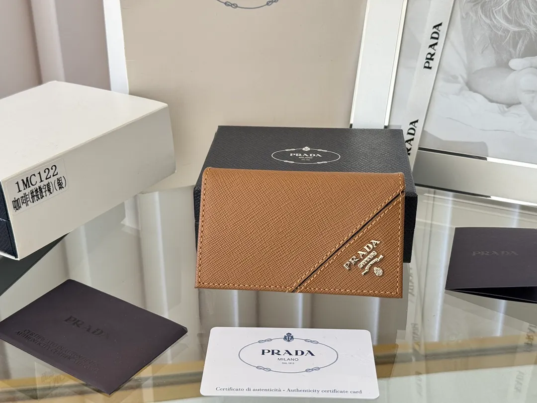 Prada classic card holder, model 1MC122, made of cross-grain cowhide, size 6.5×2.5×11cm, adopts snap button opening and closing design, and has two slots for cards or receipts. This exquisite card holder is small and convenient, with sufficient capacity. It can be placed in the bag for easy storage. It can also be used to make separate items when going out every day. Hot 🔥Hot-selling item, taken in kind, what you see is what you get
