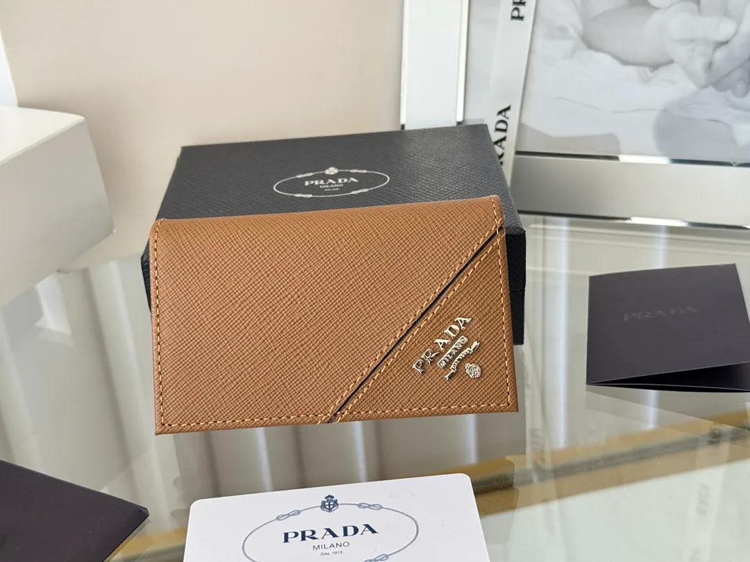 Prada classic card holder, model 1MC122, made of cross-grain cowhide, size 6.5×2.5×11cm, adopts snap button opening and closing design, and has two slots for cards or receipts. This exquisite card holder is small and convenient, with sufficient capacity. It can be placed in the bag for easy storage. It can also be used to make separate items when going out every day. Hot 🔥Hot-selling item, taken in kind, what you see is what you get