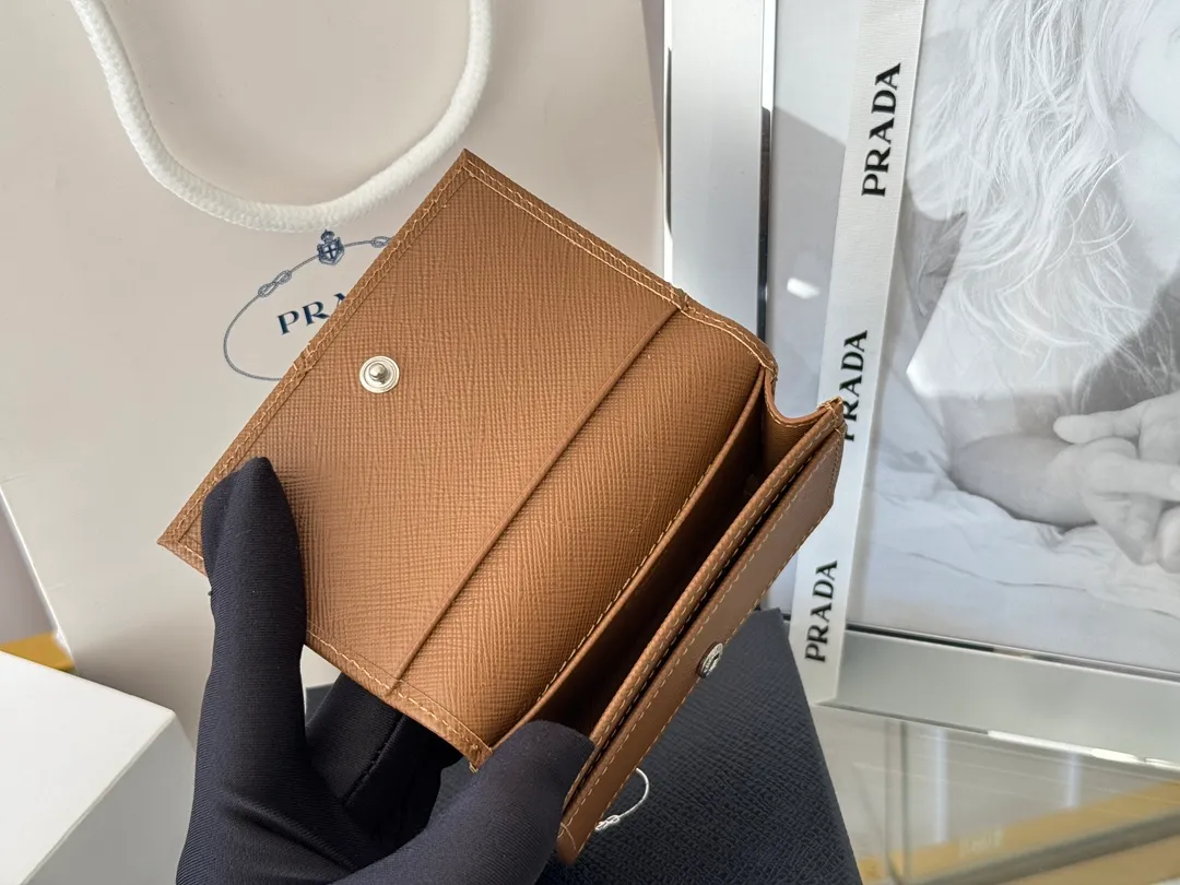Prada classic card holder, model 1MC122, made of cross-grain cowhide, size 6.5×2.5×11cm, adopts snap button opening and closing design, and has two slots for cards or receipts. This exquisite card holder is small and convenient, with sufficient capacity. It can be placed in the bag for easy storage. It can also be used to make separate items when going out every day. Hot 🔥Hot-selling item, taken in kind, what you see is what you get