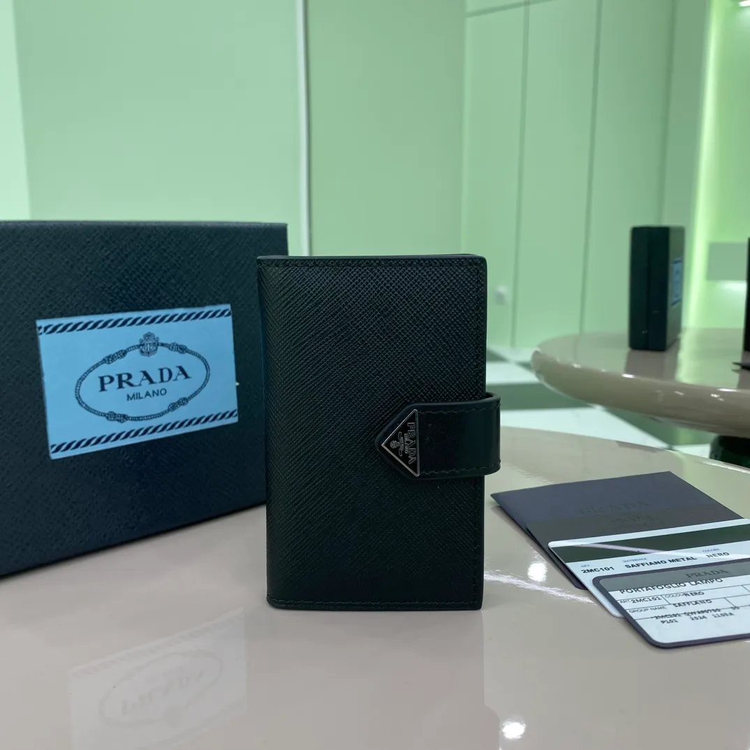 P380 [Top original order] PRADA's new card holder💼Classic, simple and fashionable, authentic development, model 2MC101, color: black, inner code 164 OEM code💋 This card holder is made of Saffiano leather, with a single-tone design style, the unique Prada triangle logo, elegant and beautiful. This style is designed with six bank card slots and two slip pockets inside to ensure the safety of personal belongings. It is a piece worth collecting. 🏅️🏅️🏅️Size: 11*7cm