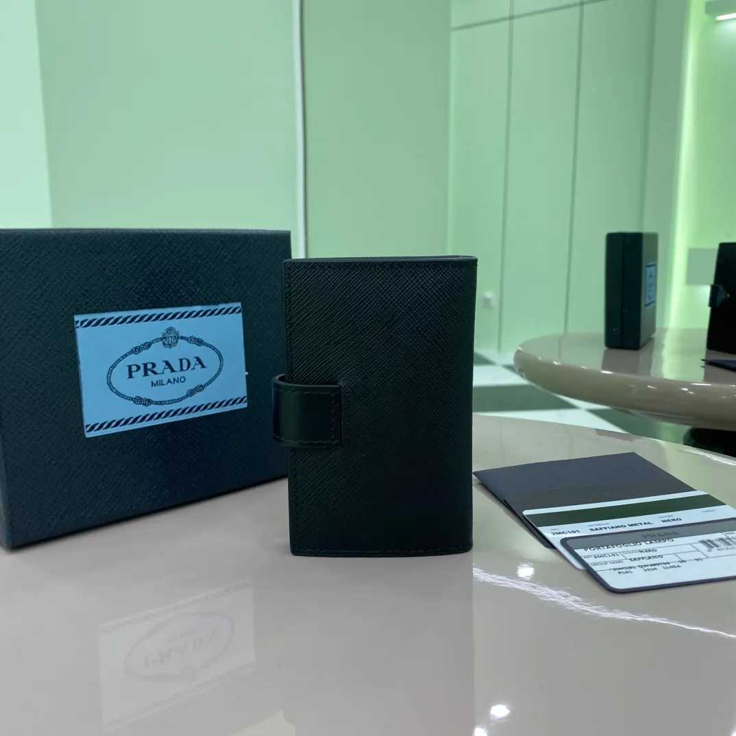 P380 [Top original order] PRADA's new card holder💼Classic, simple and fashionable, authentic development, model 2MC101, color: black, inner code 164 OEM code💋 This card holder is made of Saffiano leather, with a single-tone design style, the unique Prada triangle logo, elegant and beautiful. This style is designed with six bank card slots and two slip pockets inside to ensure the safety of personal belongings. It is a piece worth collecting. 🏅️🏅️🏅️Size: 11*7cm