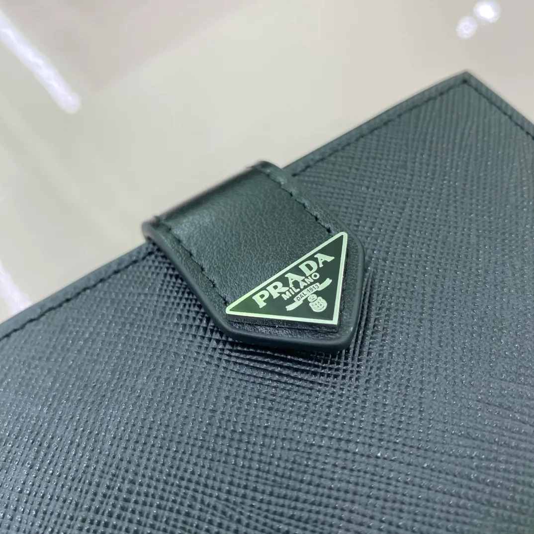 P380 [Top original order] PRADA's new card holder💼Classic, simple and fashionable, authentic development, model 2MC101, color: black, inner code 164 OEM code💋 This card holder is made of Saffiano leather, with a single-tone design style, the unique Prada triangle logo, elegant and beautiful. This style is designed with six bank card slots and two slip pockets inside to ensure the safety of personal belongings. It is a piece worth collecting. 🏅️🏅️🏅️Size: 11*7cm