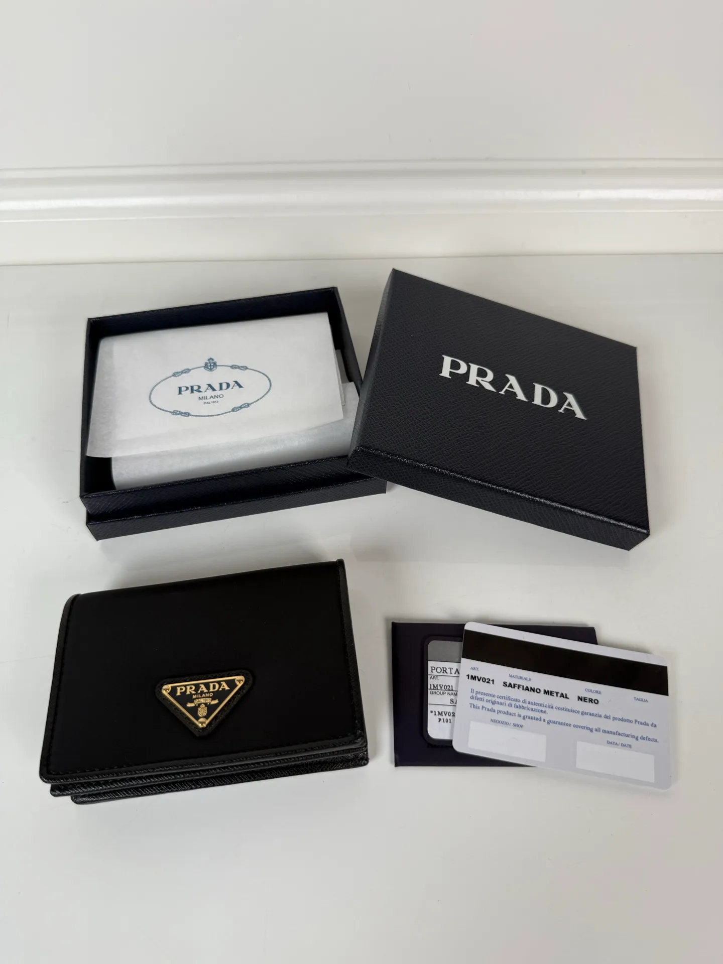 💰460, P Home→Snap-button short clip, unisex, model 1MV021, one banknote compartment, four card slots, two internal pockets, and one zipper pocket, size 11.2x8.5cm, fully functional, simple and elegant, well-made and full of texture, moderate size to put in the bag for easy storage when traveling, 🔥 Popular style worth recommending [strong][strong]