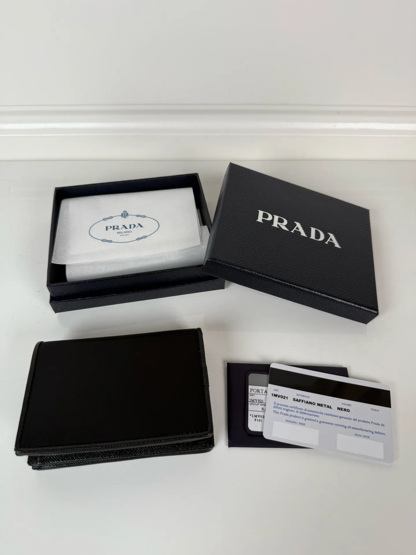 💰460, P Home→Snap-button short clip, unisex, model 1MV021, one banknote compartment, four card slots, two internal pockets, and one zipper pocket, size 11.2x8.5cm, fully functional, simple and elegant, well-made and full of texture, moderate size to put in the bag for easy storage when traveling, 🔥 Popular style worth recommending [strong][strong]