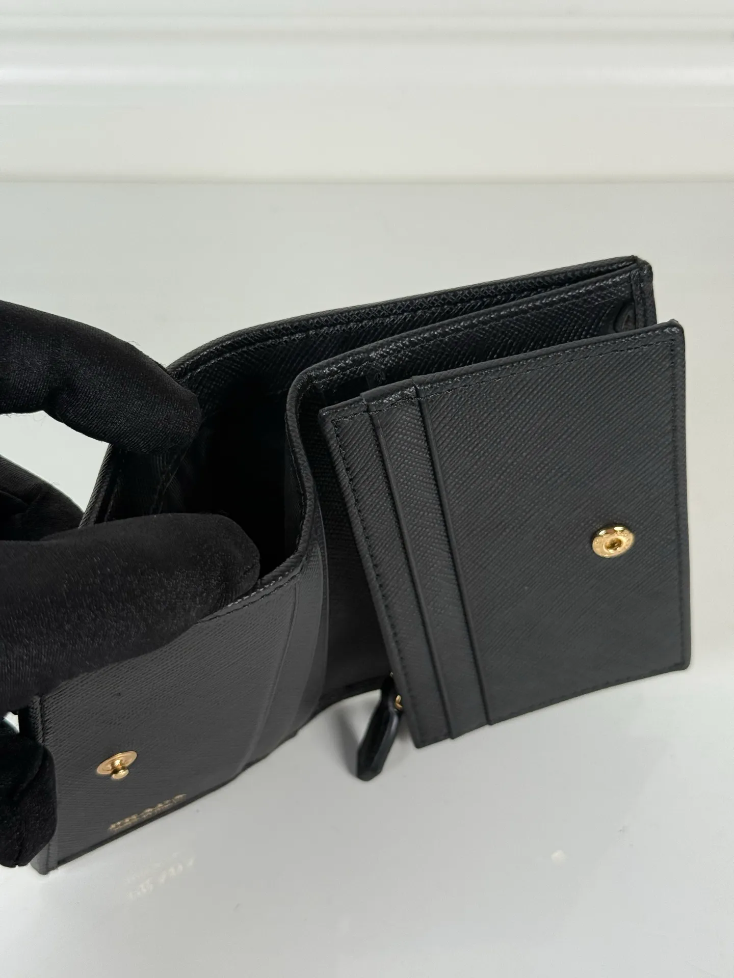 💰460, P Home→Snap-button short clip, unisex, model 1MV021, one banknote compartment, four card slots, two internal pockets, and one zipper pocket, size 11.2x8.5cm, fully functional, simple and elegant, well-made and full of texture, moderate size to put in the bag for easy storage when traveling, 🔥 Popular style worth recommending [strong][strong]