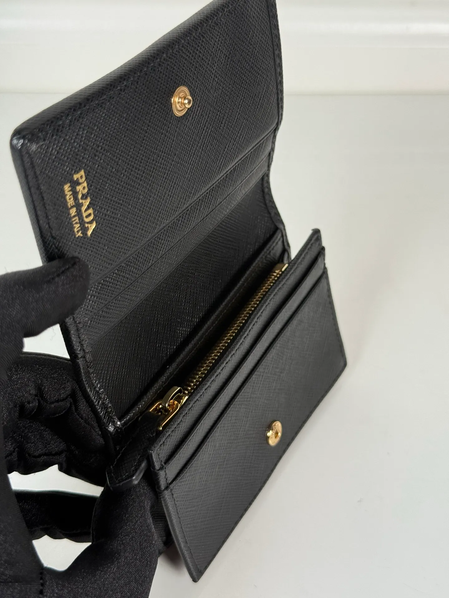 💰460, P Home→Snap-button short clip, unisex, model 1MV021, one banknote compartment, four card slots, two internal pockets, and one zipper pocket, size 11.2x8.5cm, fully functional, simple and elegant, well-made and full of texture, moderate size to put in the bag for easy storage when traveling, 🔥 Popular style worth recommending [strong][strong]