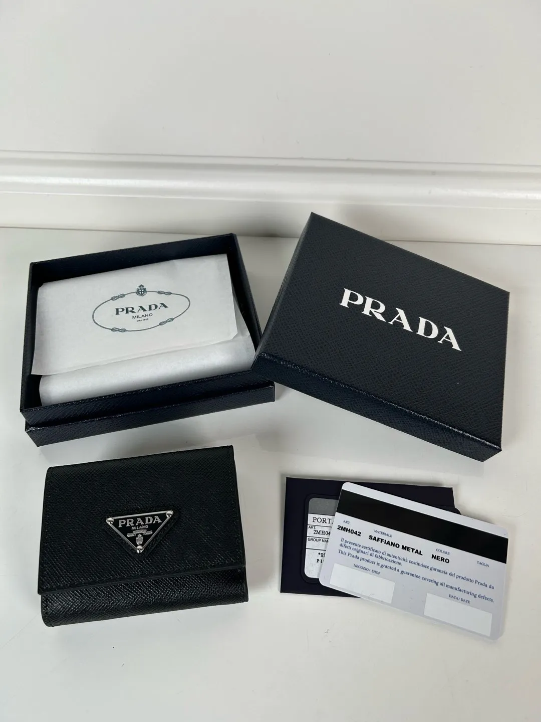 💰480, P Home ➡️ Mini tri-fold wallet for men and women, model 1MH042 with black cross pattern, length 9cm and height 6.5, one receipt compartment, three card slots inside, and one external coin pocket. The actual shooting quality is as shown in the picture