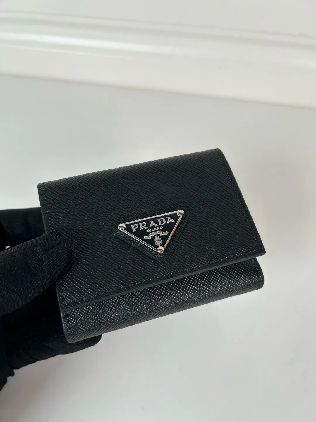 💰480, P Home ➡️ Mini tri-fold wallet for men and women, model 1MH042 with black cross pattern, length 9cm and height 6.5, one receipt compartment, three card slots inside, and one external coin pocket. The actual shooting quality is as shown in the picture