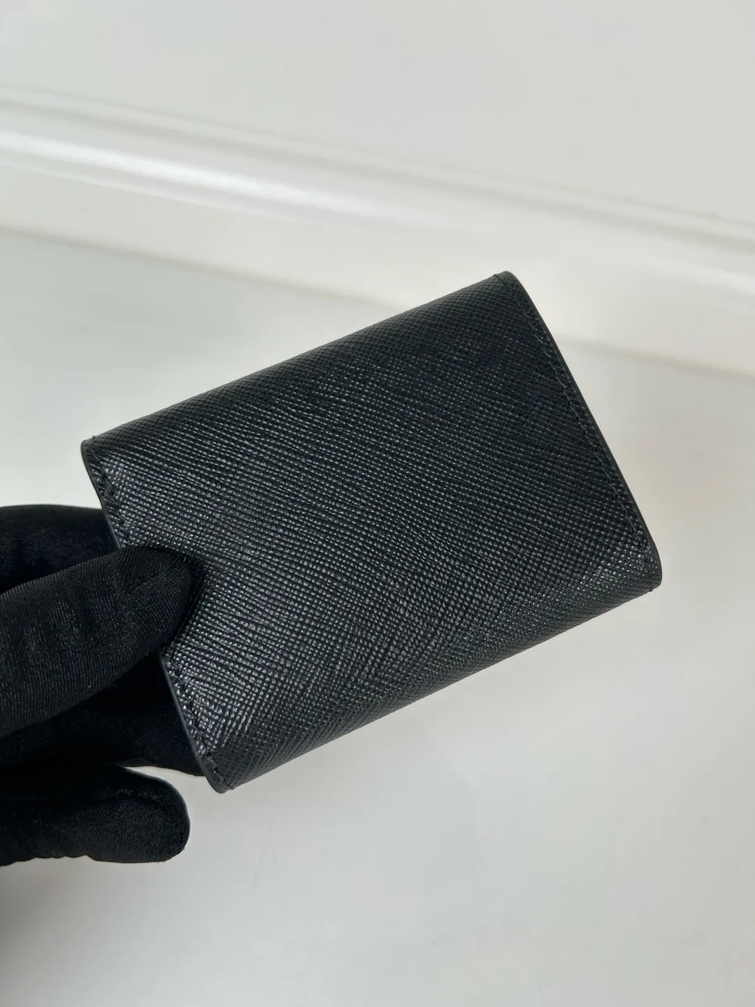 💰480, P Home ➡️ Mini tri-fold wallet for men and women, model 1MH042 with black cross pattern, length 9cm and height 6.5, one receipt compartment, three card slots inside, and one external coin pocket. The actual shooting quality is as shown in the picture