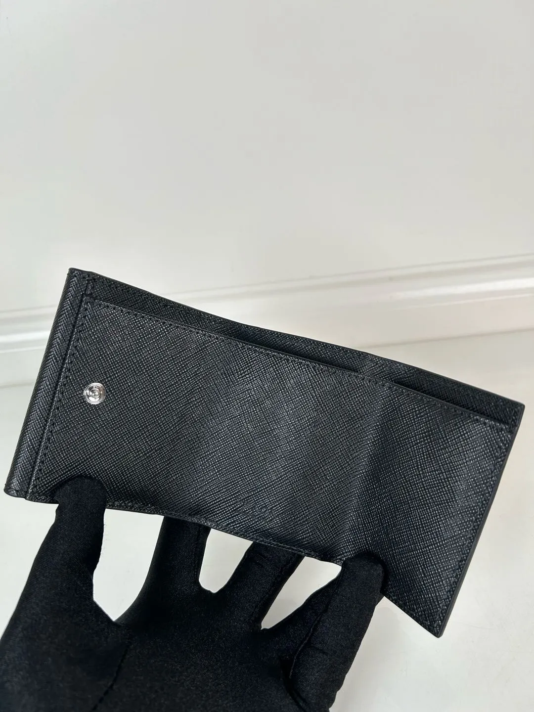 💰480, P Home ➡️ Mini tri-fold wallet for men and women, model 1MH042 with black cross pattern, length 9cm and height 6.5, one receipt compartment, three card slots inside, and one external coin pocket. The actual shooting quality is as shown in the picture