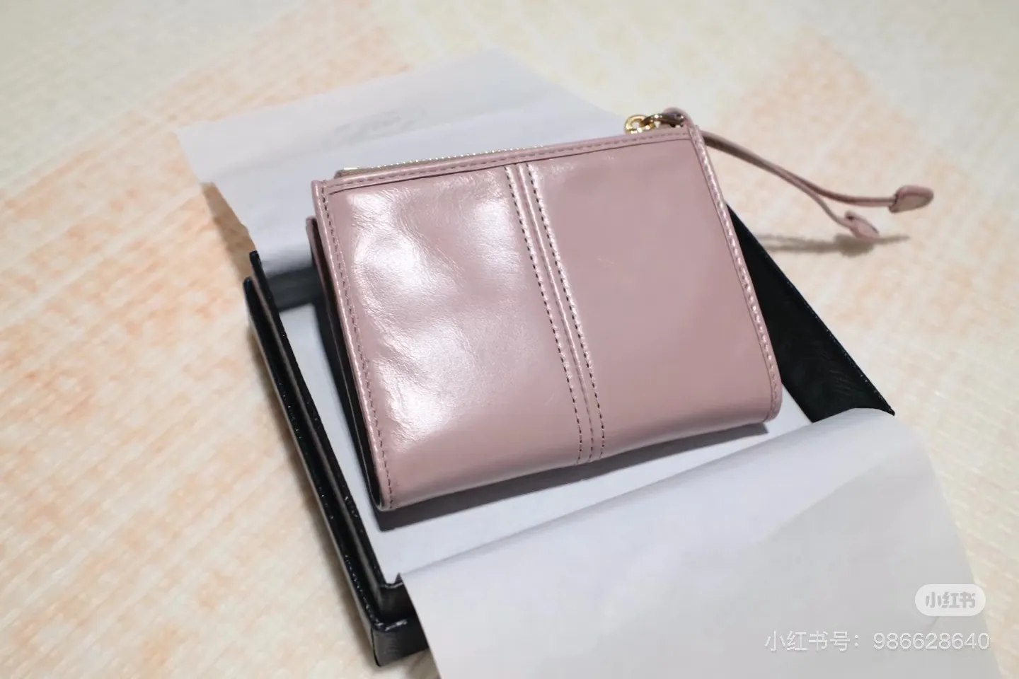 💰440, P Home ➡️ Unisex short wallet, model 1ML050, made of pink waxed leather, eight card slots, one receipt compartment, one zipper coin bag, length 11.5cm, height 9.5cm, 175 steel stamp, meticulous workmanship as shown in the picture