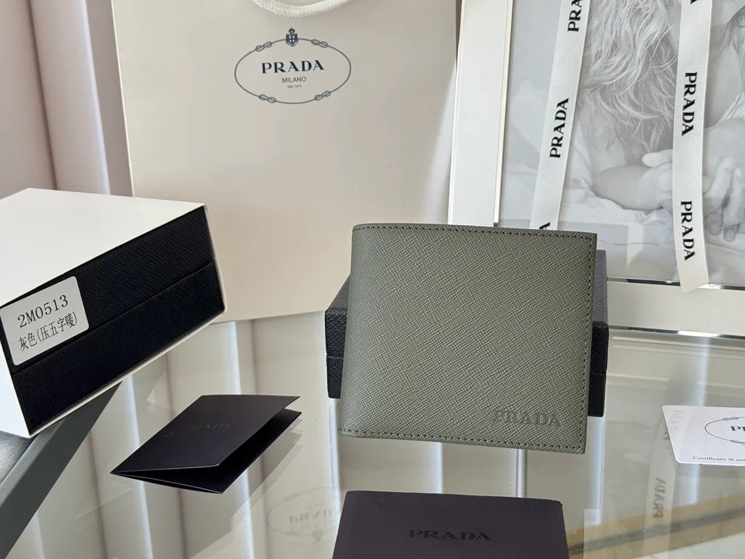prada men's cross pattern short clip, easy to store, can hold 8 cards and cash, a must-have for men, model 2M0513, original quality, Saffiano cross pattern➕made from imported hardware, size 11cm×9.5cm, color as shown