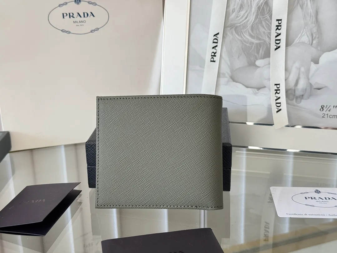prada men's cross pattern short clip, easy to store, can hold 8 cards and cash, a must-have for men, model 2M0513, original quality, Saffiano cross pattern➕made from imported hardware, size 11cm×9.5cm, color as shown