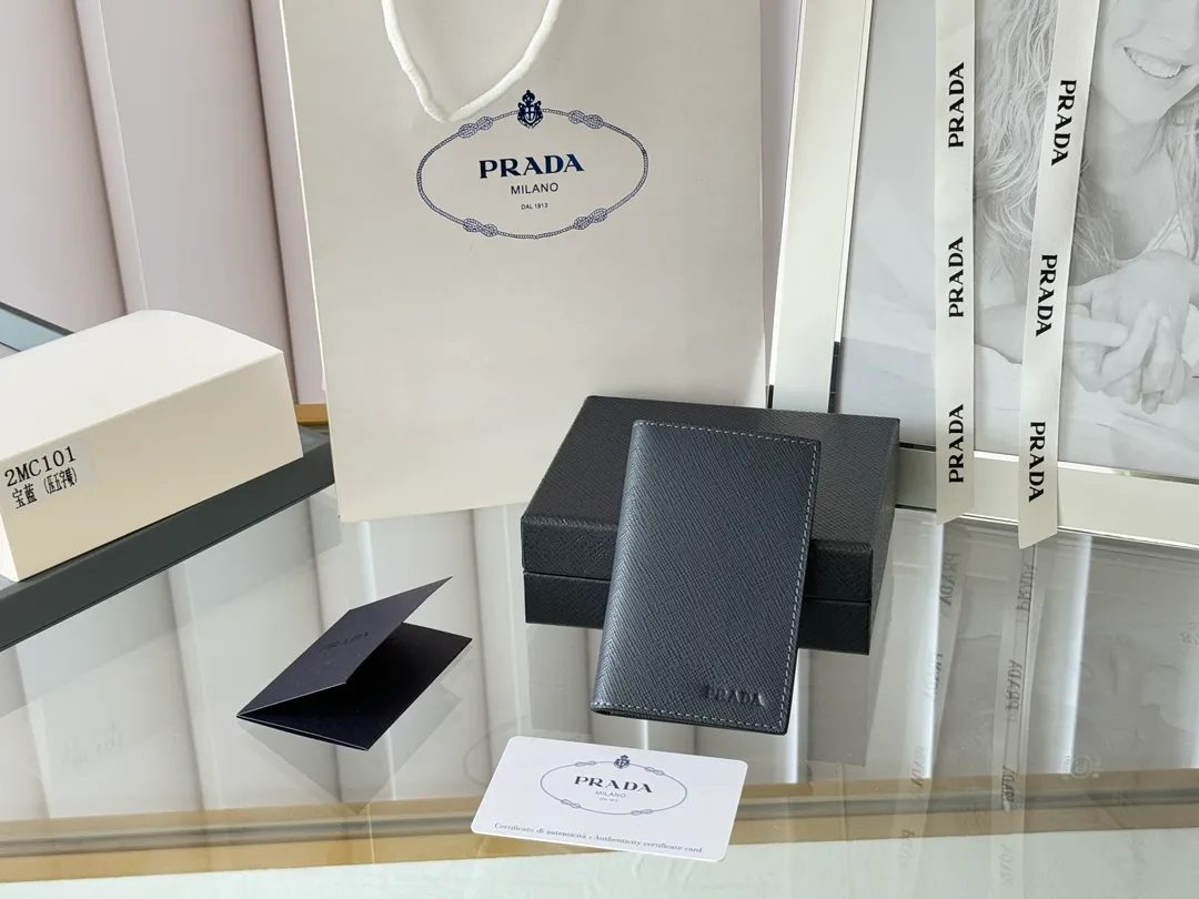 Prada cross pattern unisex card holder, can be placed in pockets, bags, and can be held in the hand. Made of cross pattern imported calfskin, pocket card holder, can hold change, 6 card slots, simple, elegant and fashionable. Model 2MC101, color as shown in the picture, size 11×7cm, original quality