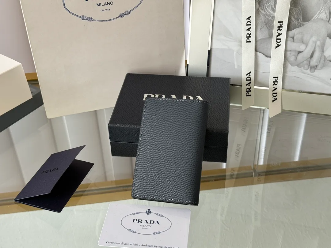 Prada cross pattern unisex card holder, can be placed in pockets, bags, and can be held in the hand. Made of cross pattern imported calfskin, pocket card holder, can hold change, 6 card slots, simple, elegant and fashionable. Model 2MC101, color as shown in the picture, size 11×7cm, original quality