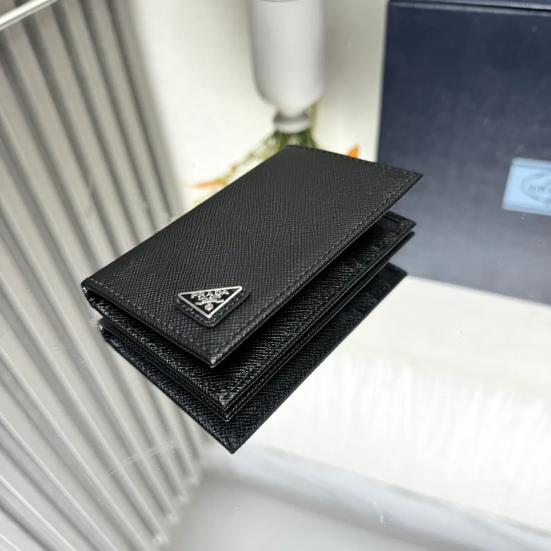 P380 [Top original order] PRADA's new card holder💼Classic, simple and fashionable, authentic development, model 2MC101, internal code 164 OEM code💋 This card holder is made of Saffiano leather and adopts a single-tone design style. The corner is decorated with the Prada triangle logo, which is elegant and beautiful. This style is designed with six bank card slots and two slip pockets inside to ensure the safety of personal belongings. It is a piece worth collecting. 🏅️🏅️🏅️Size: 11*7cm