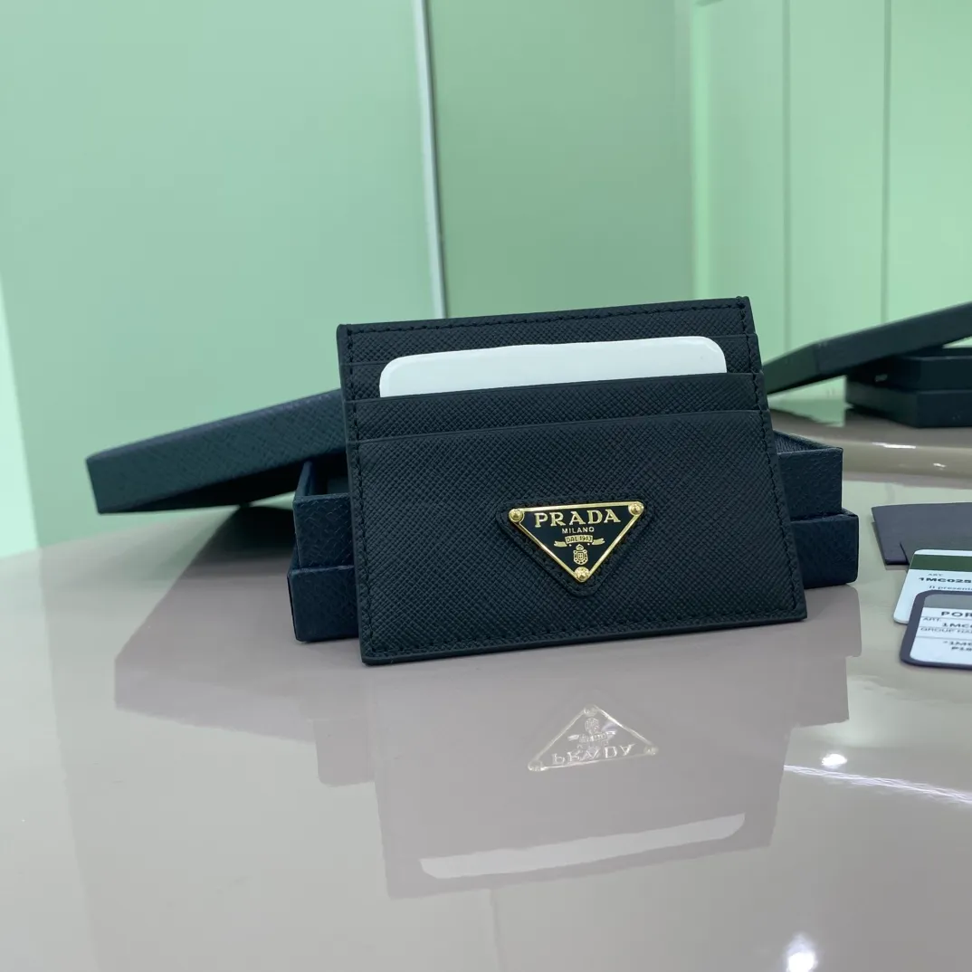 P300 [Top original order] PRADA's new card holder💼The latest style at the counter, simple and fashionable, synchronized with the official website, genuine product development, model 1MC025, internal code 164 OEM code💋 The eye-catching texture of Saffiano leather gives this fashionable and simple card holder its unique personality. The six card slots are designed to highlight functionality, and the tonal enameled triangular metal logo is the icing on the cake. 🏅️🏅️🏅️Size: 10*8cm