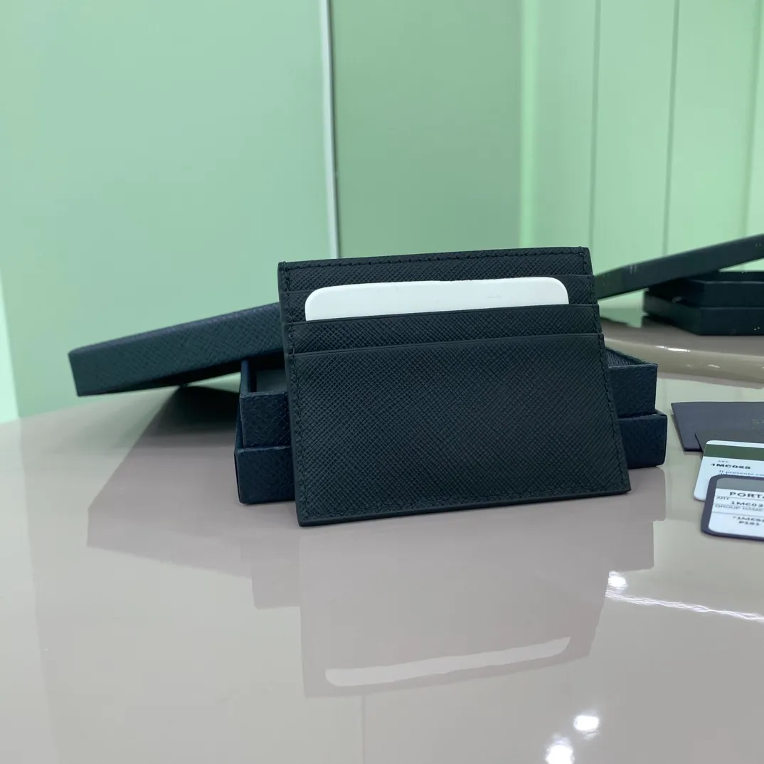 P300 [Top original order] PRADA's new card holder💼The latest style at the counter, simple and fashionable, synchronized with the official website, genuine product development, model 1MC025, internal code 164 OEM code💋 The eye-catching texture of Saffiano leather gives this fashionable and simple card holder its unique personality. The six card slots are designed to highlight functionality, and the tonal enameled triangular metal logo is the icing on the cake. 🏅️🏅️🏅️Size: 10*8cm