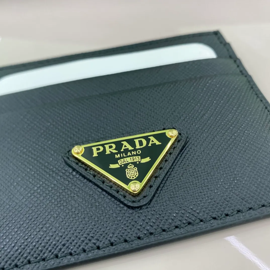 P300 [Top original order] PRADA's new card holder💼The latest style at the counter, simple and fashionable, synchronized with the official website, genuine product development, model 1MC025, internal code 164 OEM code💋 The eye-catching texture of Saffiano leather gives this fashionable and simple card holder its unique personality. The six card slots are designed to highlight functionality, and the tonal enameled triangular metal logo is the icing on the cake. 🏅️🏅️🏅️Size: 10*8cm
