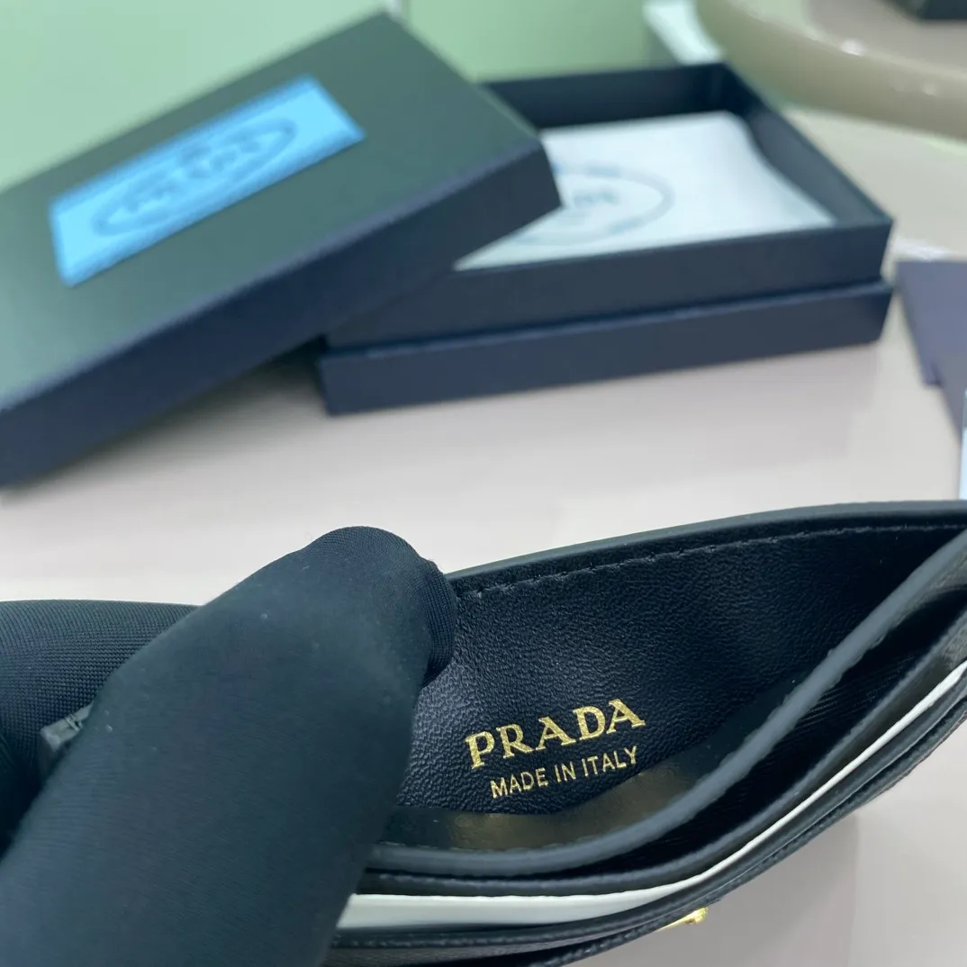 P300 [Top original order] PRADA's new card holder💼The latest style at the counter, simple and fashionable, synchronized with the official website, genuine product development, model 1MC025, internal code 164 OEM code💋 The eye-catching texture of Saffiano leather gives this fashionable and simple card holder its unique personality. The six card slots are designed to highlight functionality, and the tonal enameled triangular metal logo is the icing on the cake. 🏅️🏅️🏅️Size: 10*8cm
