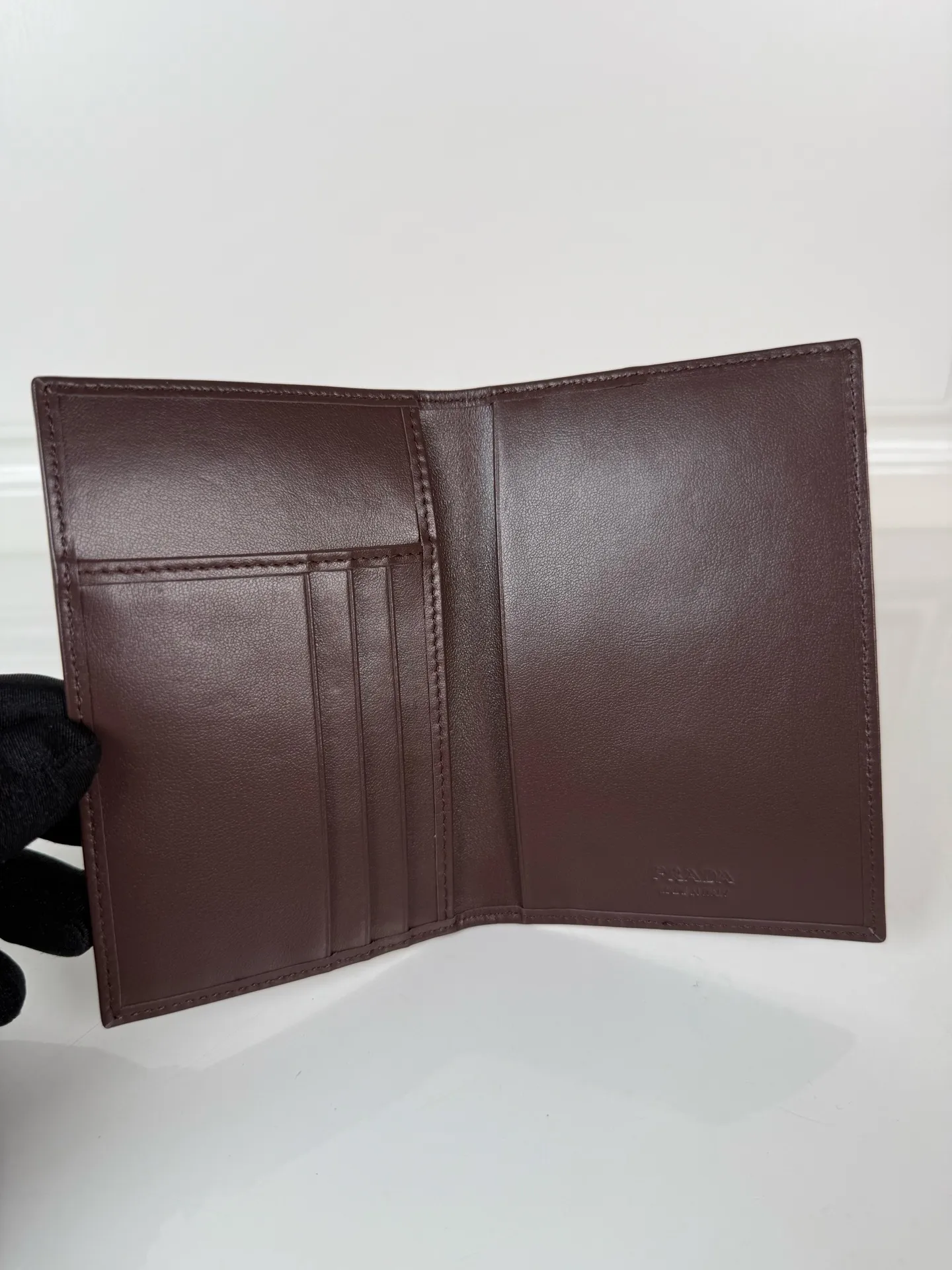 💰400, P Home➡️Male and female wallet + passport book📓, a must-have for business trips✈️, model: 2MV017, made of imported suede + nylon fabric, 3 card slots, 3 inner ticket pockets, size: 9.5*14cm, 175 steel stamp, the dollar order quality is as shown in the picture