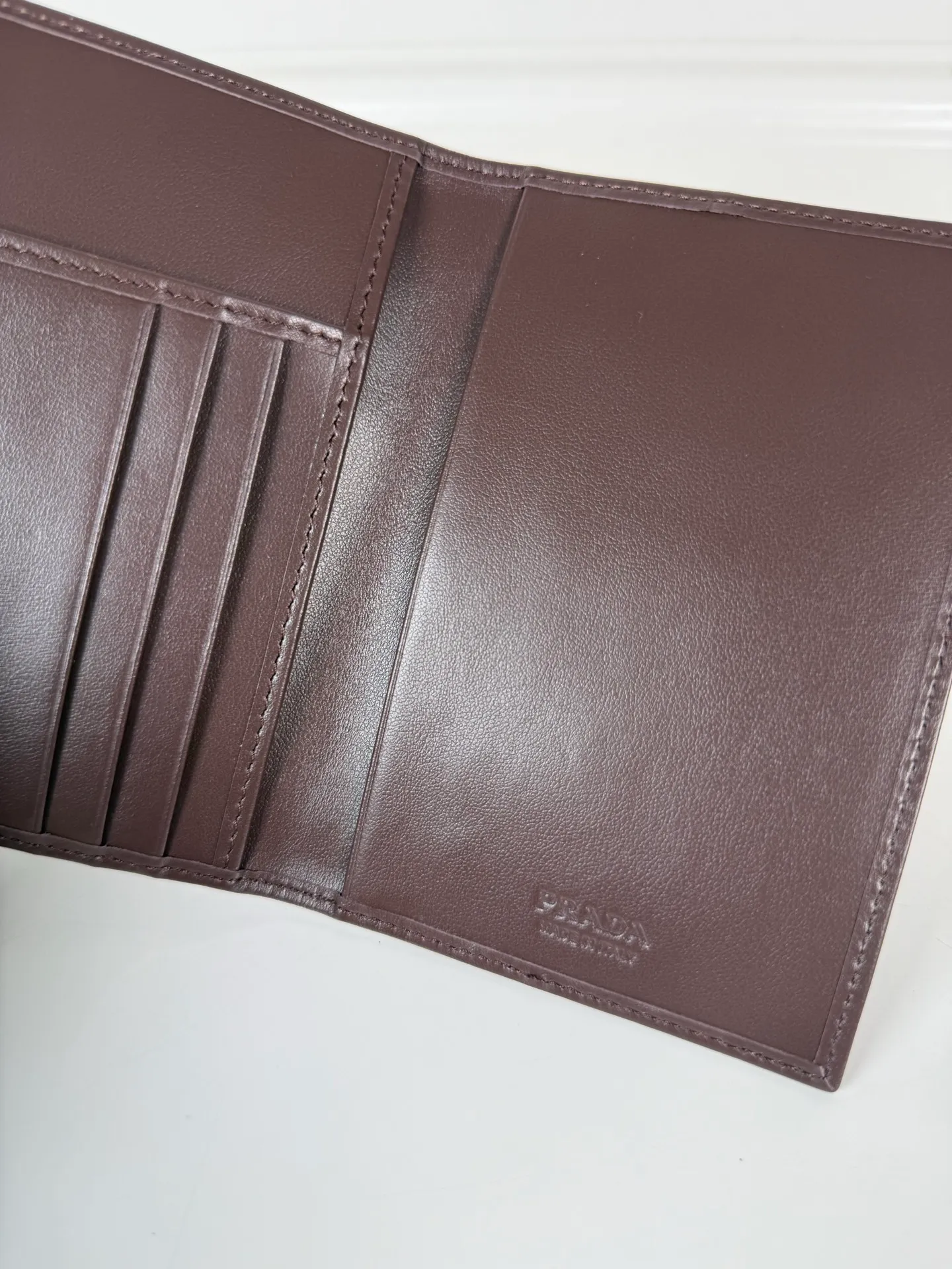 💰400, P Home➡️Male and female wallet + passport book📓, a must-have for business trips✈️, model: 2MV017, made of imported suede + nylon fabric, 3 card slots, 3 inner ticket pockets, size: 9.5*14cm, 175 steel stamp, the dollar order quality is as shown in the picture