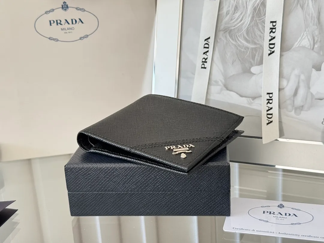 prada men's cross pattern short clip, easy to store, can hold 8 cards and cash, a must-have for men, model 2M0513, original quality, Saffiano cross pattern➕made from imported hardware, size 11cm×9.5cm, color as shown