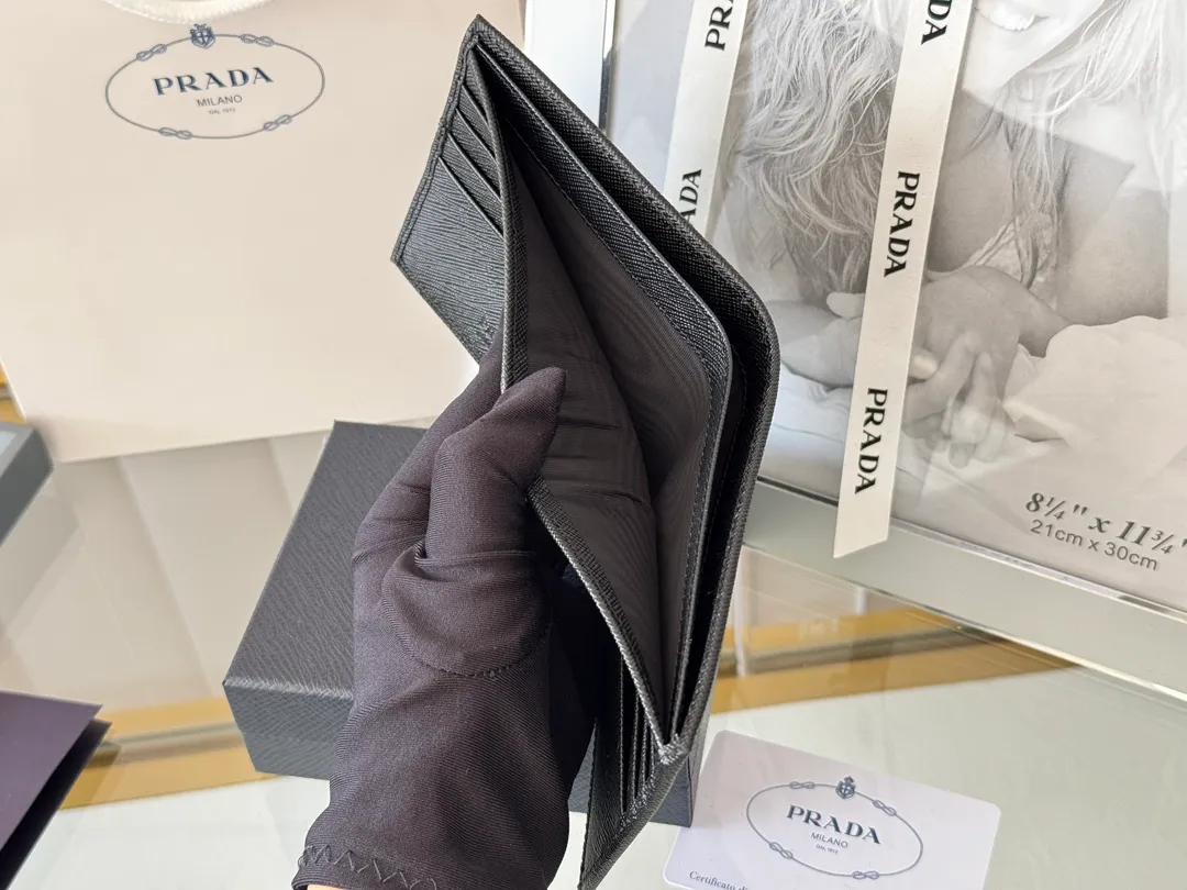 prada men's cross pattern short clip, easy to store, can hold 8 cards and cash, a must-have for men, model 2M0513, original quality, Saffiano cross pattern➕made from imported hardware, size 11cm×9.5cm, color as shown