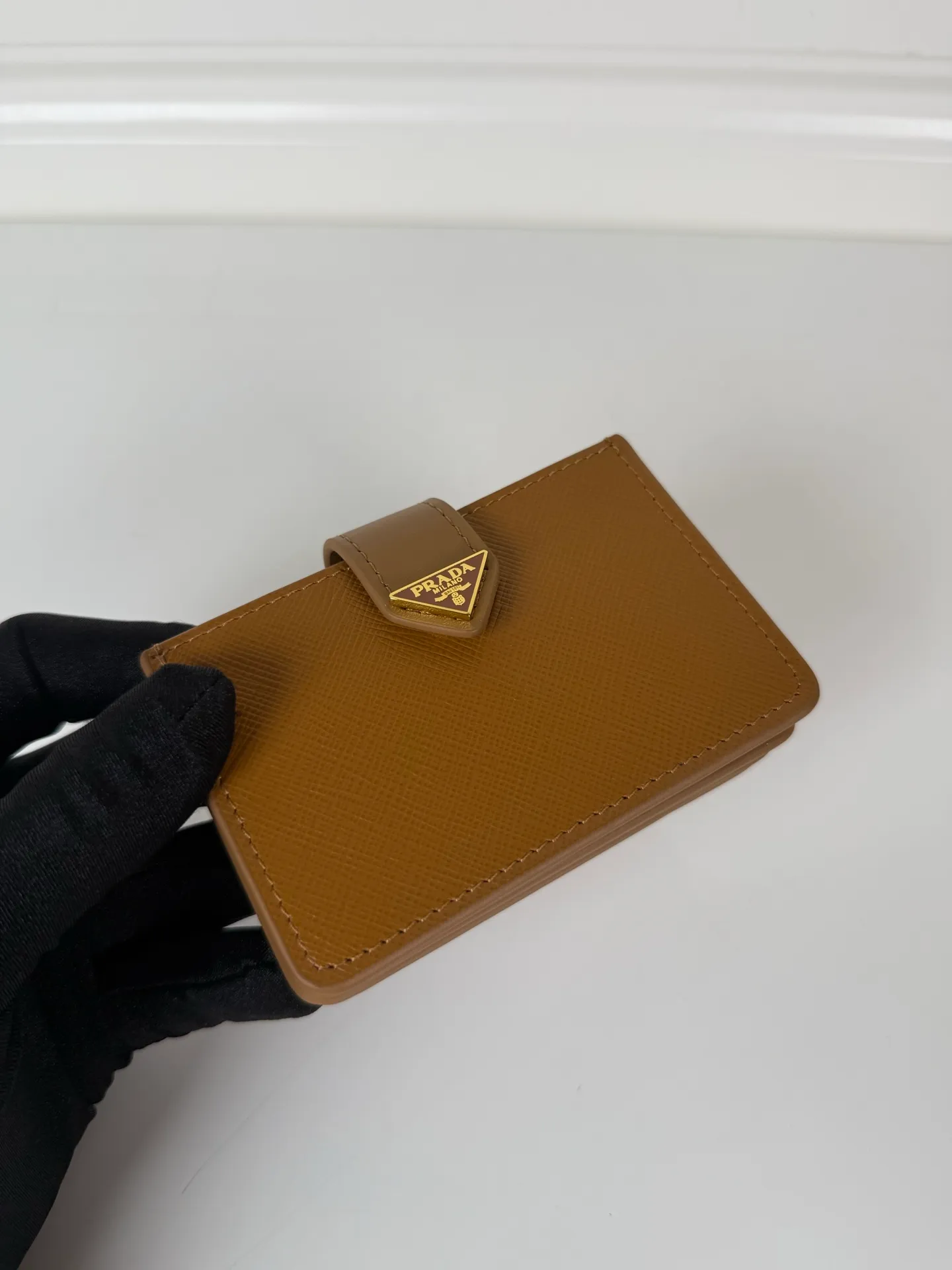 💰460, P Home ➡️The latest triangular micro-label card holder, model 1MC211, a perfect combination of Saffiano cross-grain leather and imported calfskin, size 6.5×10cm, large capacity, five pleated card slots, snap button opening and closing is more practical and safe, and the design is simple and elegant. Real shots, what you see is what you get