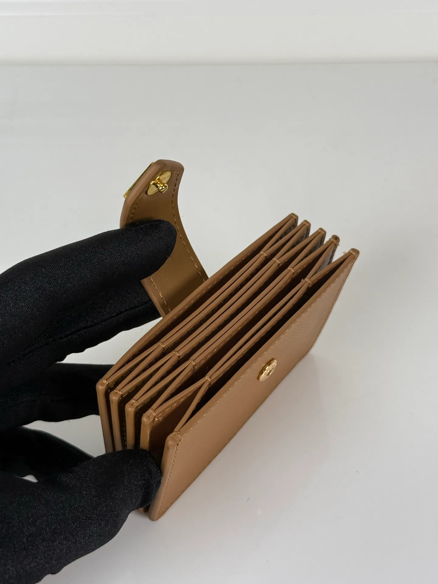 💰460, P Home ➡️The latest triangular micro-label card holder, model 1MC211, a perfect combination of Saffiano cross-grain leather and imported calfskin, size 6.5×10cm, large capacity, five pleated card slots, snap button opening and closing is more practical and safe, and the design is simple and elegant. Real shots, what you see is what you get