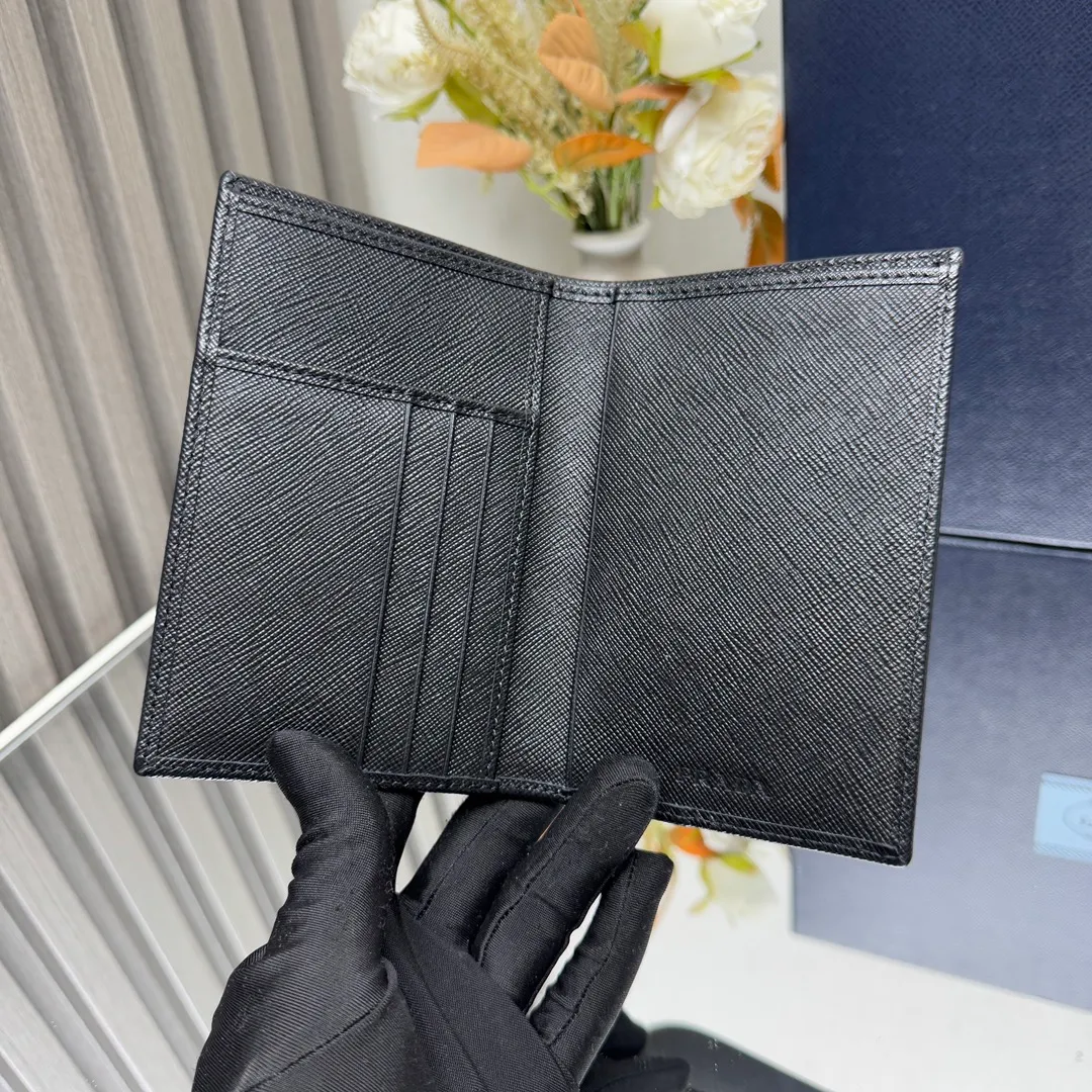 P400 [Top original order] PRADA's new passport holder💼Model 2MV017, inner code 164 OEM code💋 This elegant and simple passport holder is made of regenerated nylon (Re-Nylon). This innovative fabric comes from recycled and purified plastics in the ocean. Trimmed in Saffiano leather, it features three card slots and three ID pockets, and is decorated with the signature enameled triangle metal logo. 🏅️🏅️🏅️Size: 14cm long, 9.5cm high