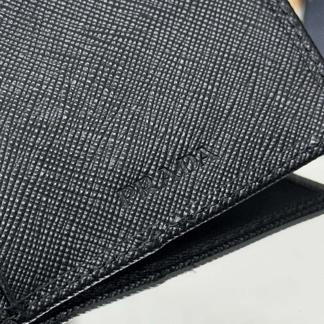 P400 [Top original order] PRADA's new passport holder💼Model 2MV017, inner code 164 OEM code💋 This elegant and simple passport holder is made of regenerated nylon (Re-Nylon). This innovative fabric comes from recycled and purified plastics in the ocean. Trimmed in Saffiano leather, it features three card slots and three ID pockets, and is decorated with the signature enameled triangle metal logo. 🏅️🏅️🏅️Size: 14cm long, 9.5cm high