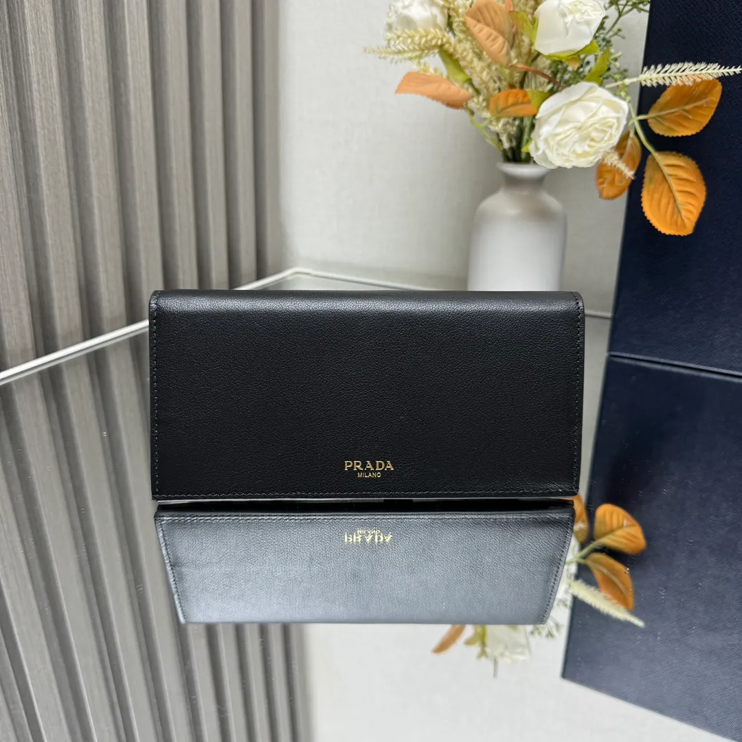 P480 [Top original order] PRADA's new suit clip wallet💼Classic, simple and fashionable, official website synchronization, genuine development, model 2MV836, internal code 164 OEM code💋 This practical and exquisite leather wallet has a simple design, with several card slots and a receipt compartment. Features multi-pocket design and lettered logo. 11 card slots, 1 receipt compartment, 3 ID pockets, internal zipper coin pocket, 🏅️🏅️🏅️Size: length 19cm, height 9.5cm