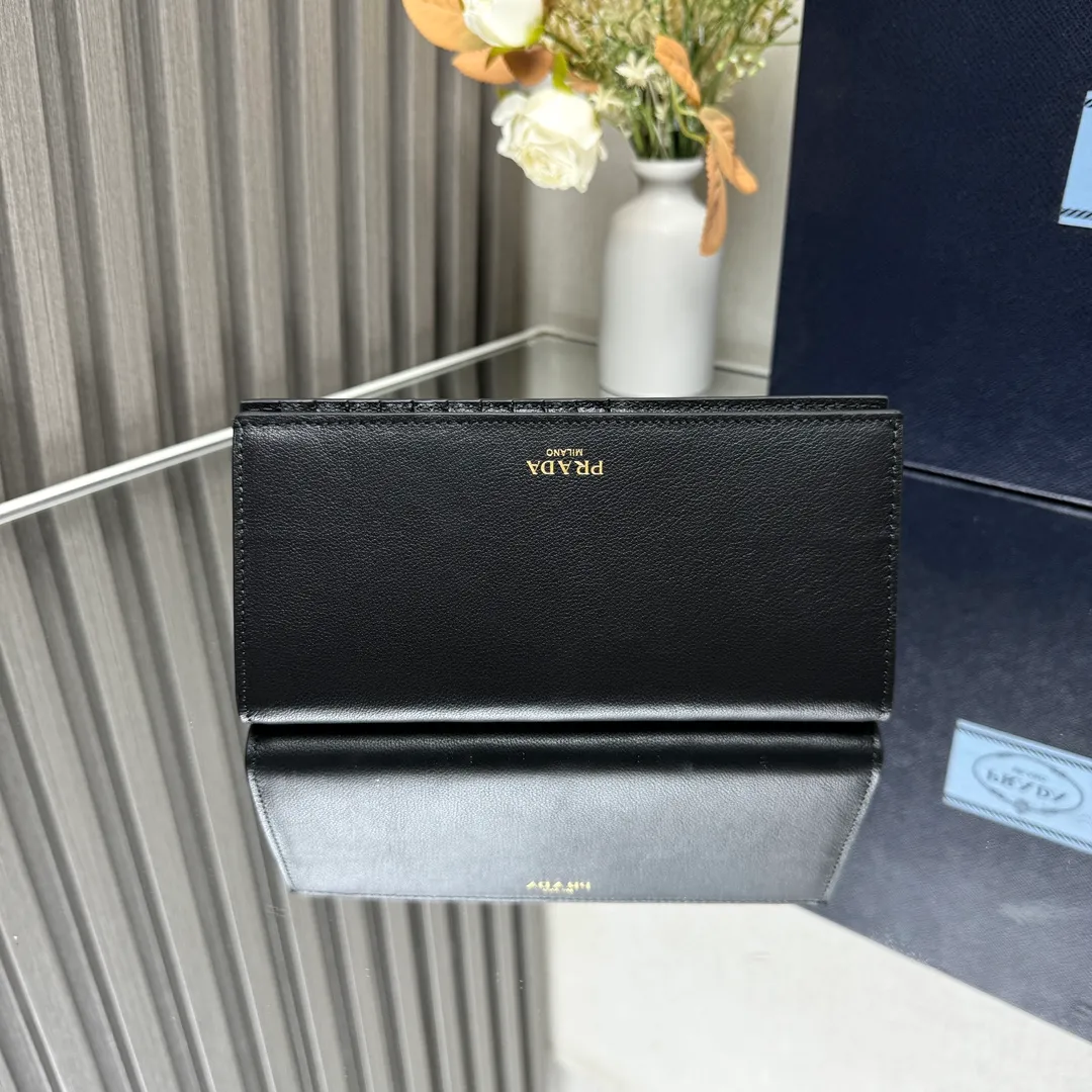 P480 [Top original order] PRADA's new suit clip wallet💼Classic, simple and fashionable, official website synchronization, genuine development, model 2MV836, internal code 164 OEM code💋 This practical and exquisite leather wallet has a simple design, with several card slots and a receipt compartment. Features multi-pocket design and lettered logo. 11 card slots, 1 receipt compartment, 3 ID pockets, internal zipper coin pocket, 🏅️🏅️🏅️Size: length 19cm, height 9.5cm