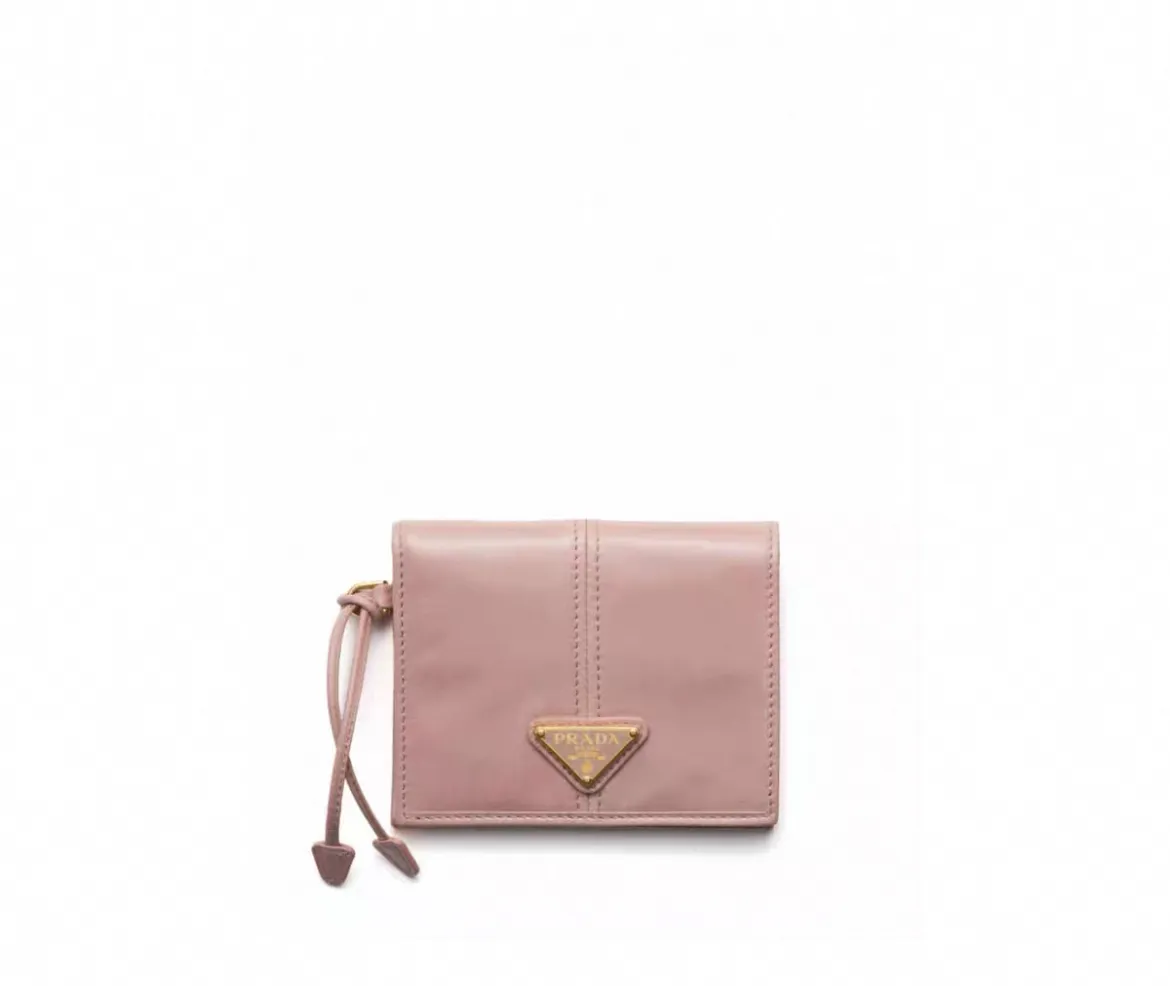 💰480, P Home ➡️Women's two-fold short clip, model 1M0204, pink waxed cowhide, length 11.2 and height 9.5cm, simple and practical to enhance personal taste, 175 steel stamp