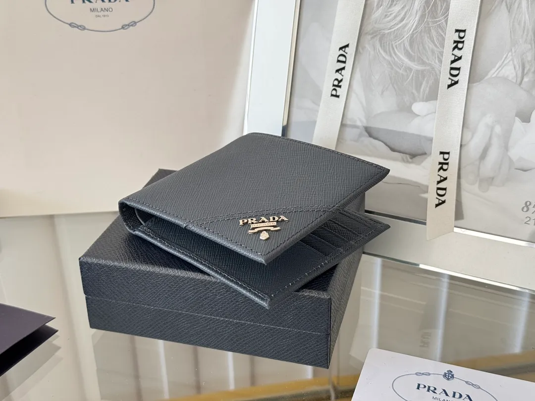 prada men's cross pattern short clip, easy to store, can hold 8 cards and cash, a must-have for men, model 2M0513, original quality, Saffiano cross pattern➕made from imported hardware, size 11cm×9.5cm, color as shown