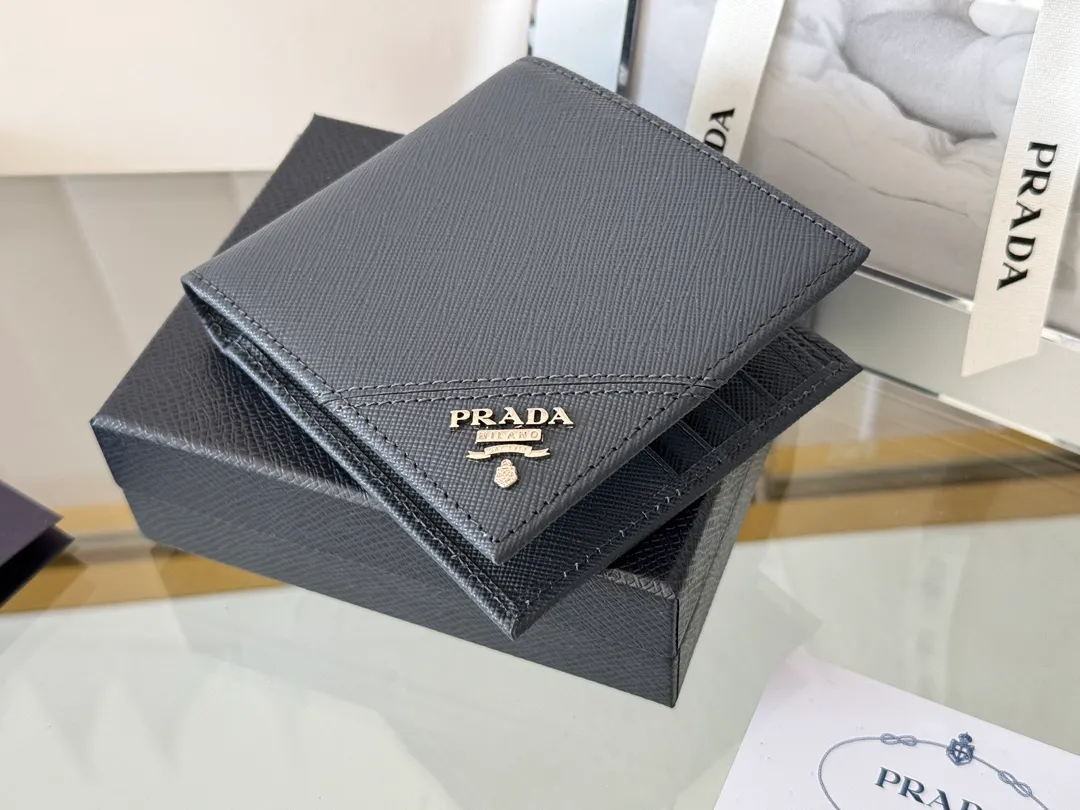 prada men's cross pattern short clip, easy to store, can hold 8 cards and cash, a must-have for men, model 2M0513, original quality, Saffiano cross pattern➕made from imported hardware, size 11cm×9.5cm, color as shown
