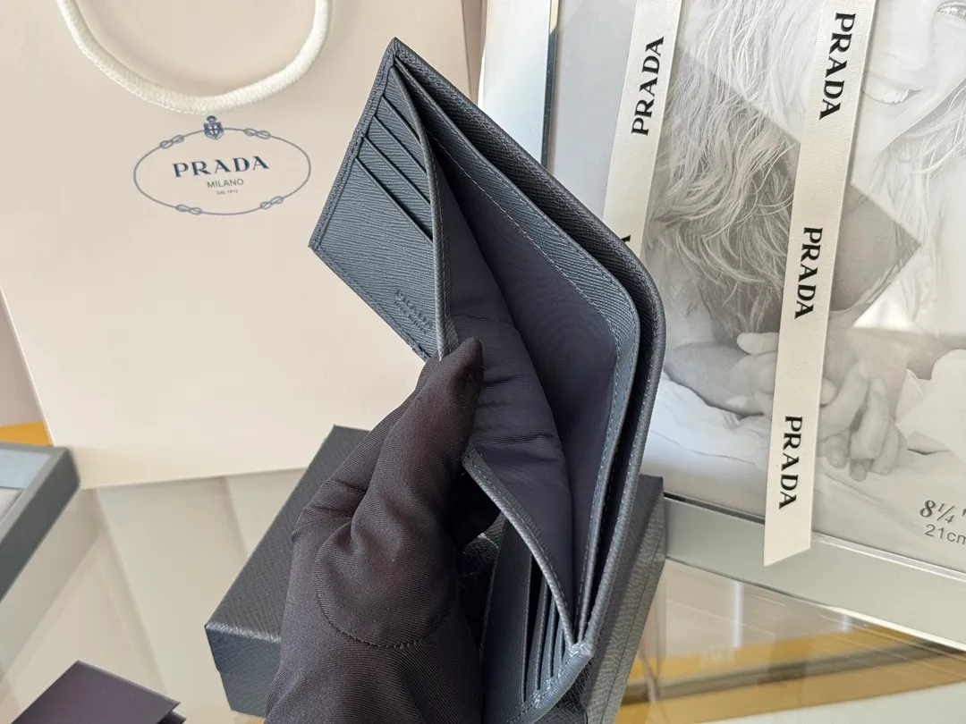 prada men's cross pattern short clip, easy to store, can hold 8 cards and cash, a must-have for men, model 2M0513, original quality, Saffiano cross pattern➕made from imported hardware, size 11cm×9.5cm, color as shown