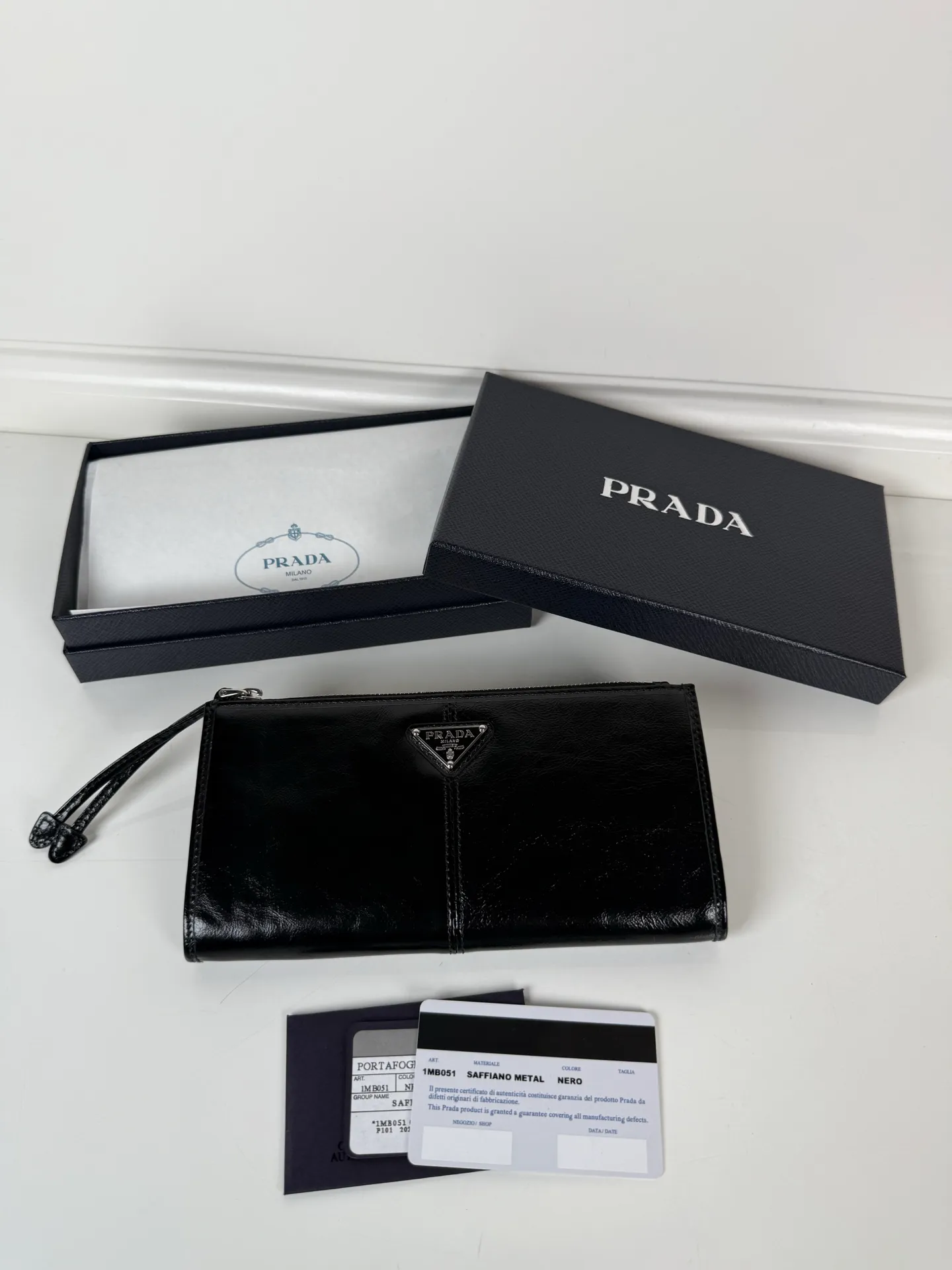 💰520, P Home ➡️Unisex pouch bag, this pouch is simple and exquisite, made of imported wax leather, with triangular metal logo and zipper closure. Model: 1MB051, size 20cm*10cm, 2 card slots, 1 leather lining