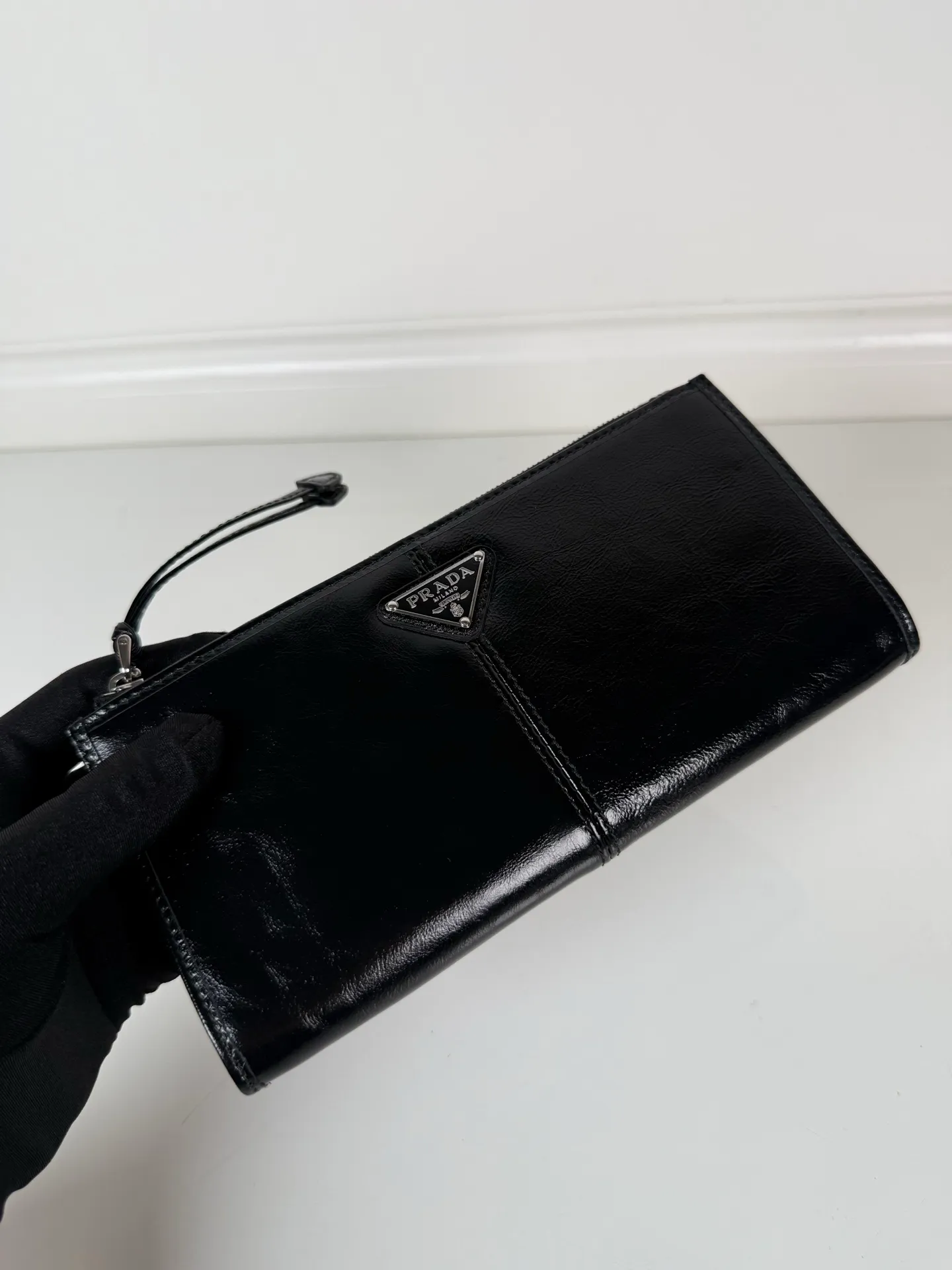 💰520, P Home ➡️Unisex pouch bag, this pouch is simple and exquisite, made of imported wax leather, with triangular metal logo and zipper closure. Model: 1MB051, size 20cm*10cm, 2 card slots, 1 leather lining
