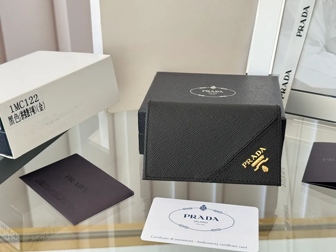 Prada classic card holder, model 1MC122, made of cross-grain cowhide, size 6.5×2.5×11cm, adopts snap button opening and closing design, and has two slots for cards or receipts. This exquisite card holder is small and convenient, with sufficient capacity. It can be placed in the bag for easy storage. It can also be used to make separate items when going out every day. Hot 🔥Hot-selling item, taken in kind, what you see is what you get