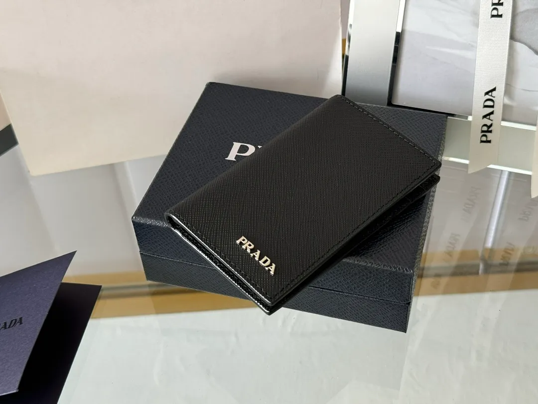 Prada cross pattern unisex card holder, can be placed in pockets, bags, and can be held in the hand. Made of cross pattern imported calfskin, pocket card holder, can hold change, 6 card slots, simple, elegant and fashionable. Model 2MC101, color as shown in the picture, size 11×7cm, original quality