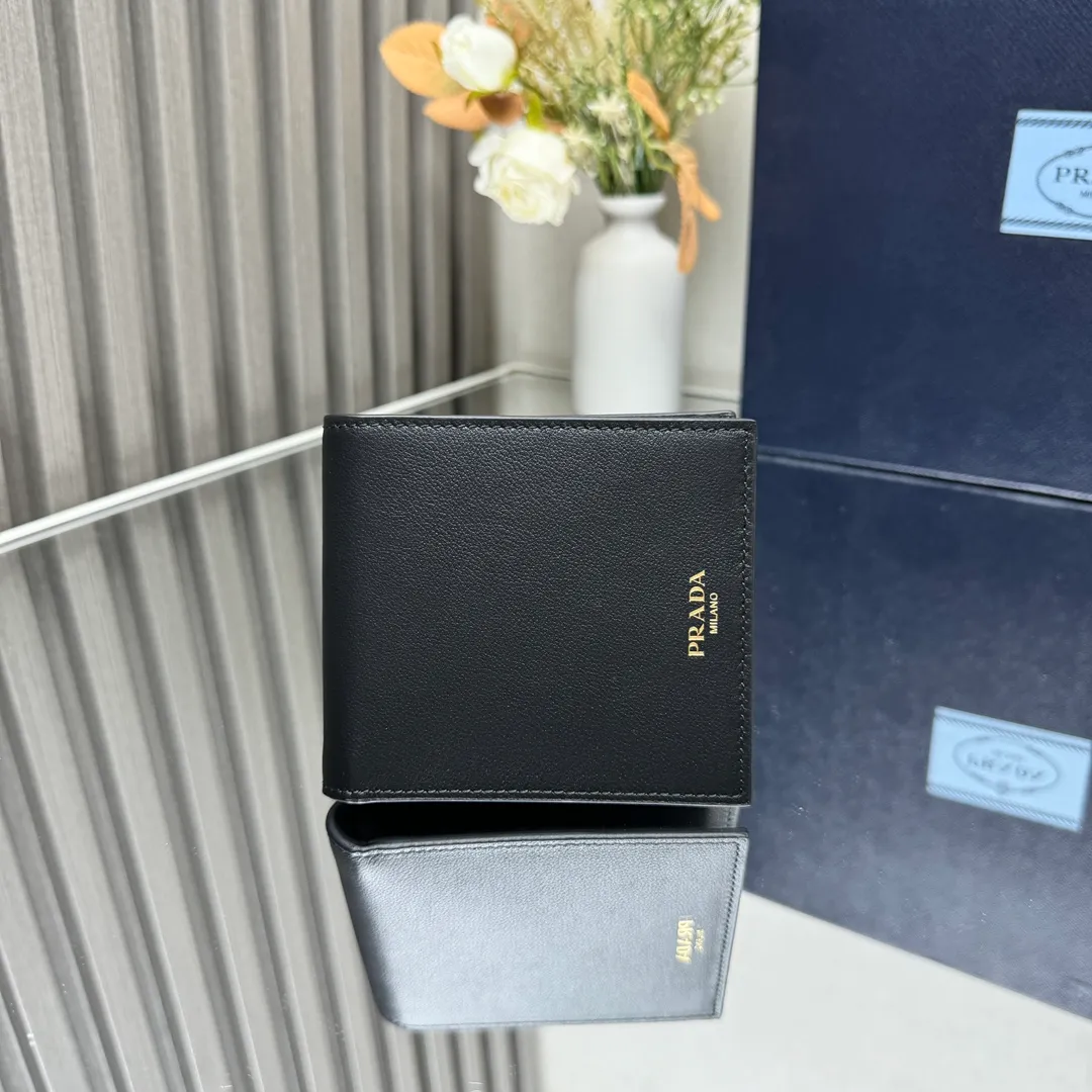 P380 [Top original order] PRADA's new short wallet💼Classic, simple and fashionable, synchronized with the official website, genuine development, model 2M0513, internal code 164 OEM code💋 This elegant and practical leather wallet has a simple and stylish design, with multiple card slots and two bill compartments. The hot-stamped letter logo adds the icing on the cake and makes it more recognizable. 8 card slots, 2 bill compartments🏅️🏅️🏅️Dimensions: 11cm long and 9.5cm high